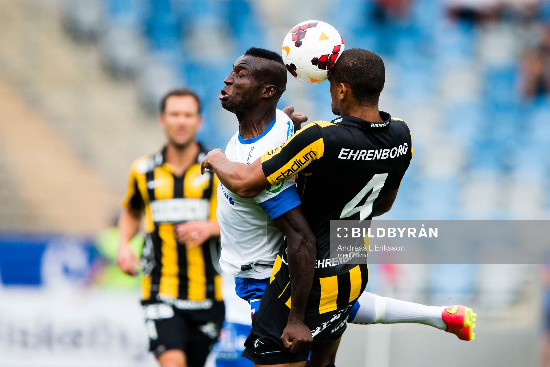 Norrköpings Alhaji Kamara och Häckens Walid Atta i en