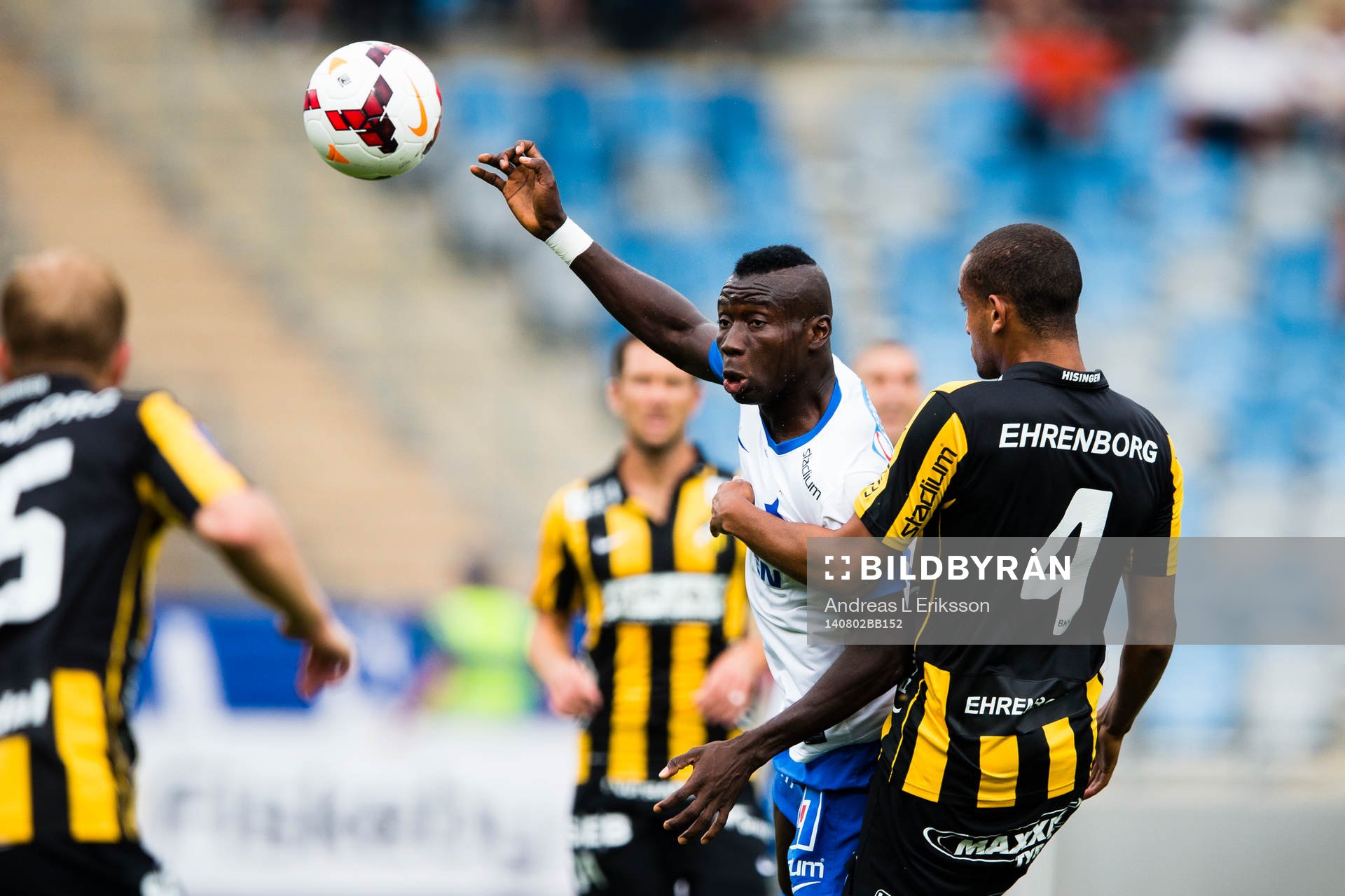 Norrköpings Alhaji Kamara och Häckens Walid Atta i en