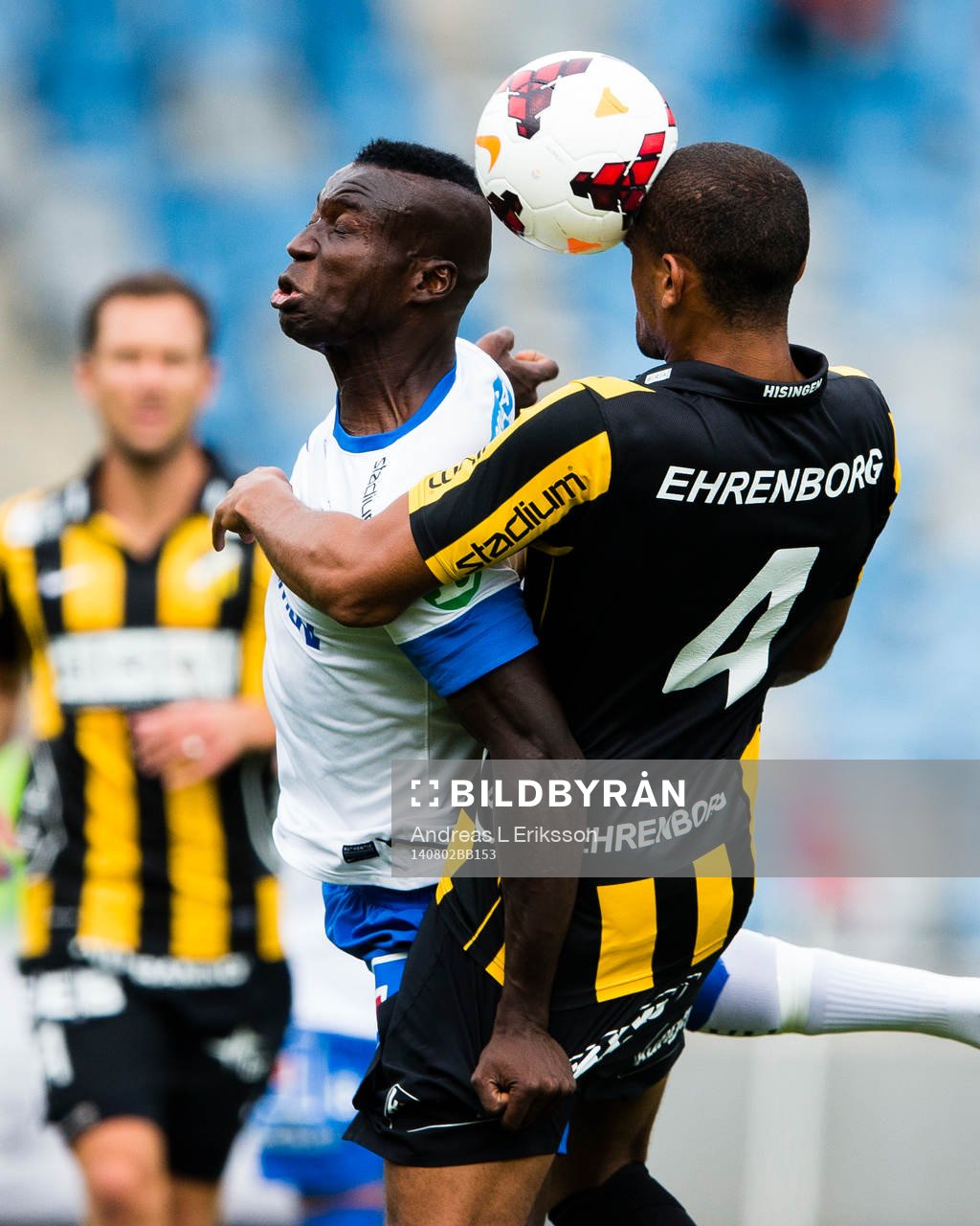 Norrköpings Alhaji Kamara och Häckens Walid Atta i en