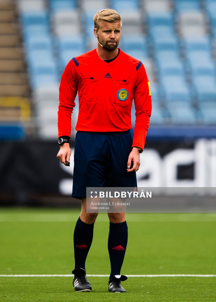 Domare Glenn Nyberg under fotbollsmatchen i Allsvenskan mellan Norrköping och Häcken den 2 augusti 2014 i Norrköping. 
