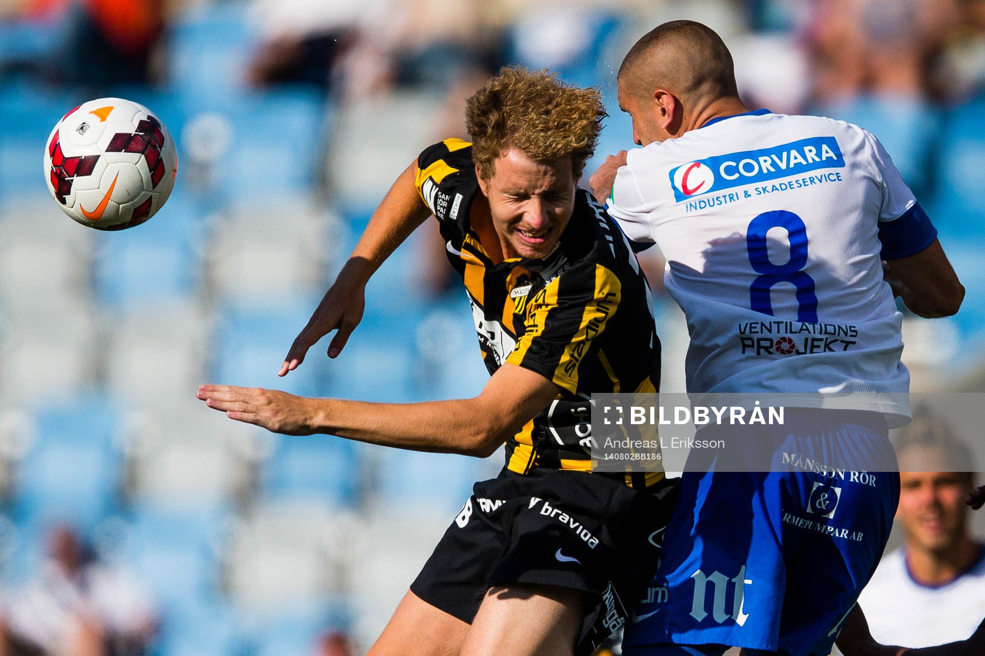 Häckens Samuel Gustafson i en nickduell med Norrköpings