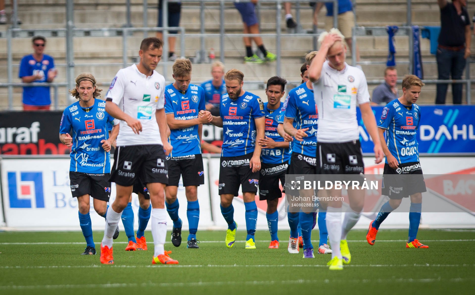 Halmstads Mikael Boman gör 1-1 och jublar och Örebros