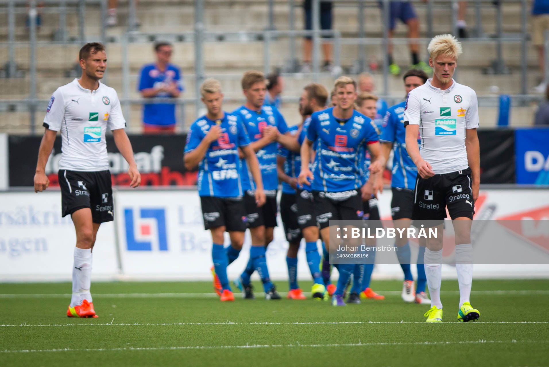 Halmstads Mikael Boman gör 1-1 och jublar och Örebros