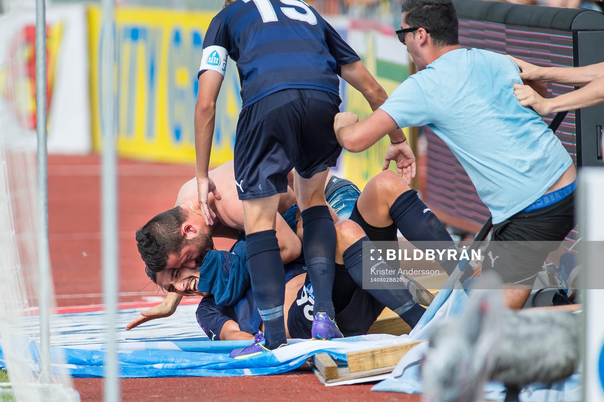 Malmö FFs Agon Mehmeti blir gratulerad och överfallen av