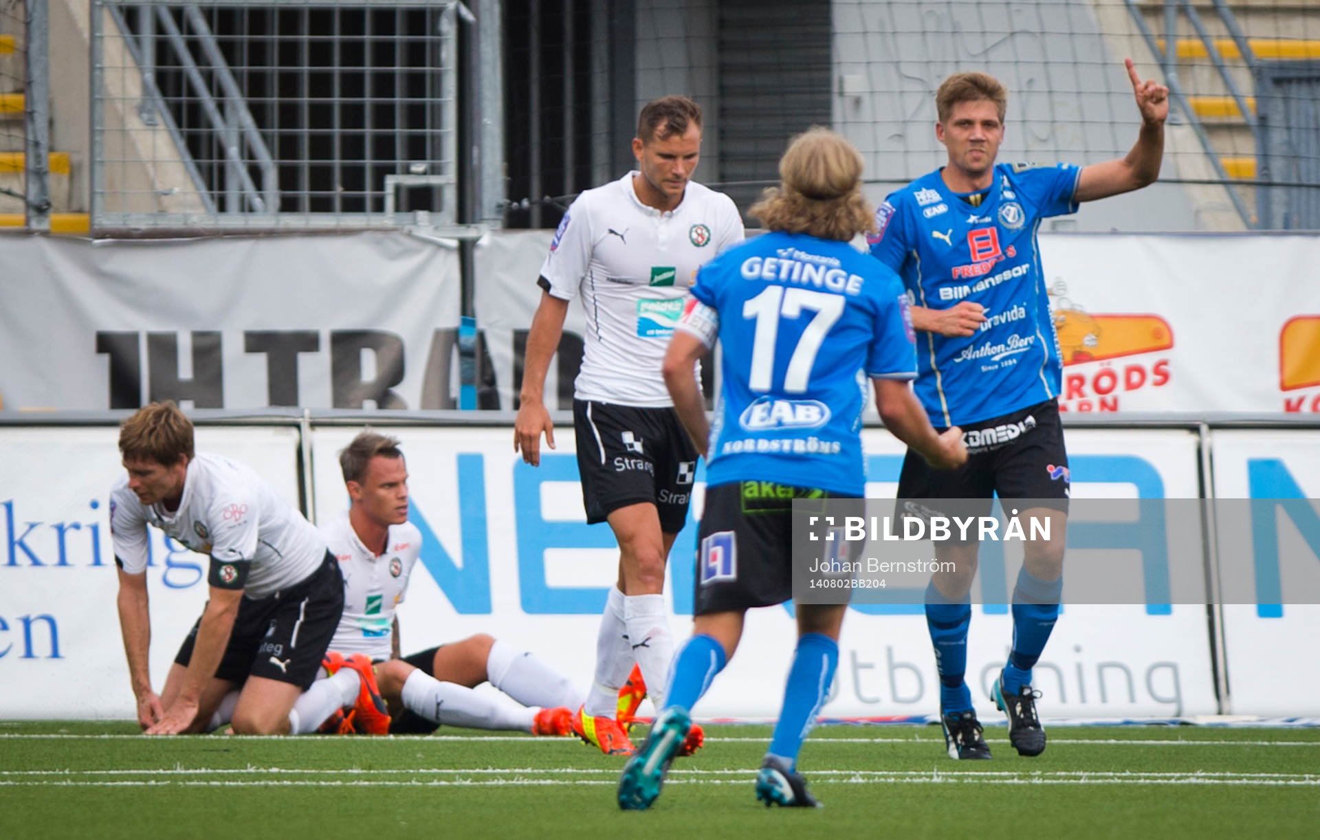 Halmstads Mikael Boman gör 1-1 och jublar och Örebros