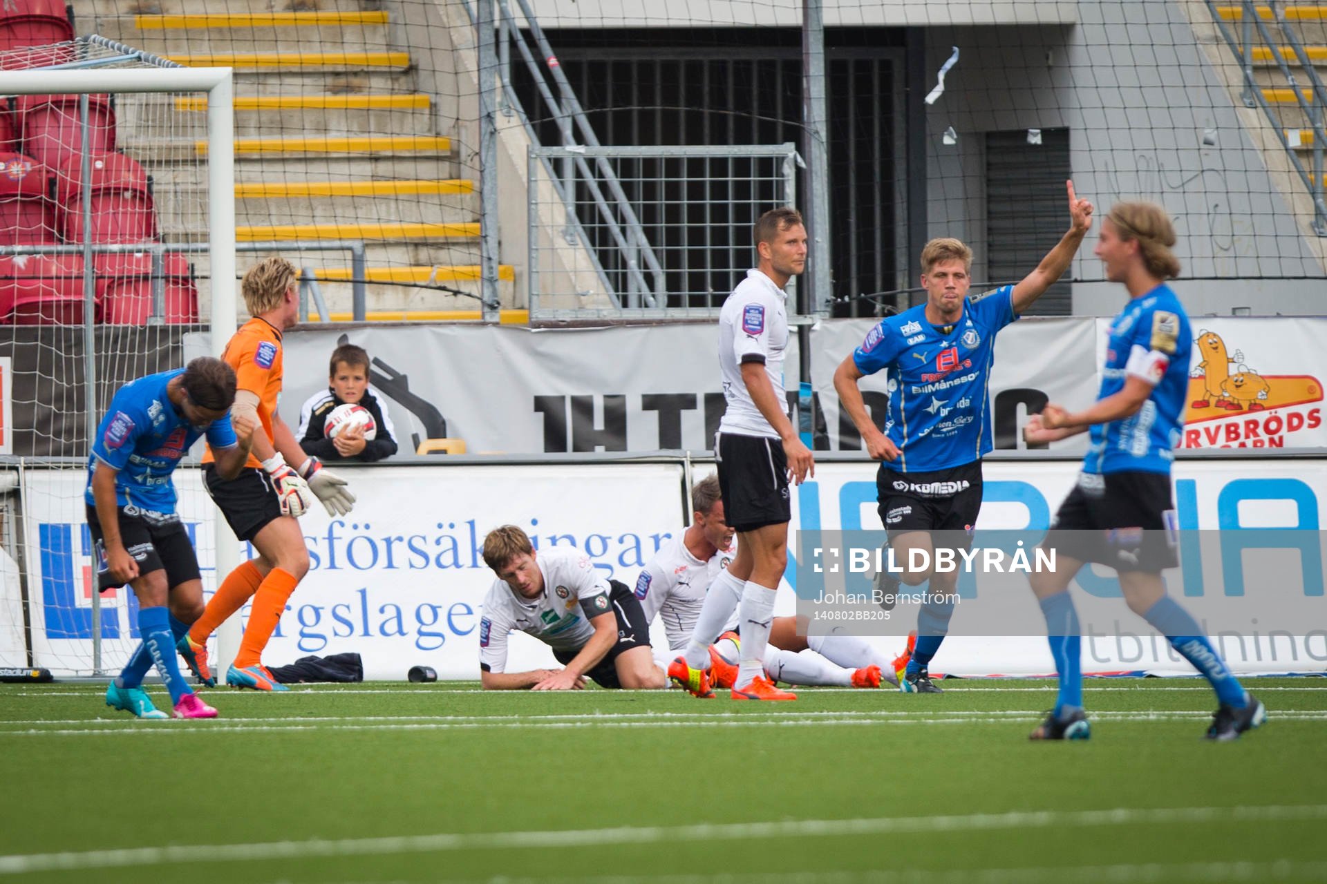 Halmstads Mikael Boman gör 1-1 och jublar och Örebros