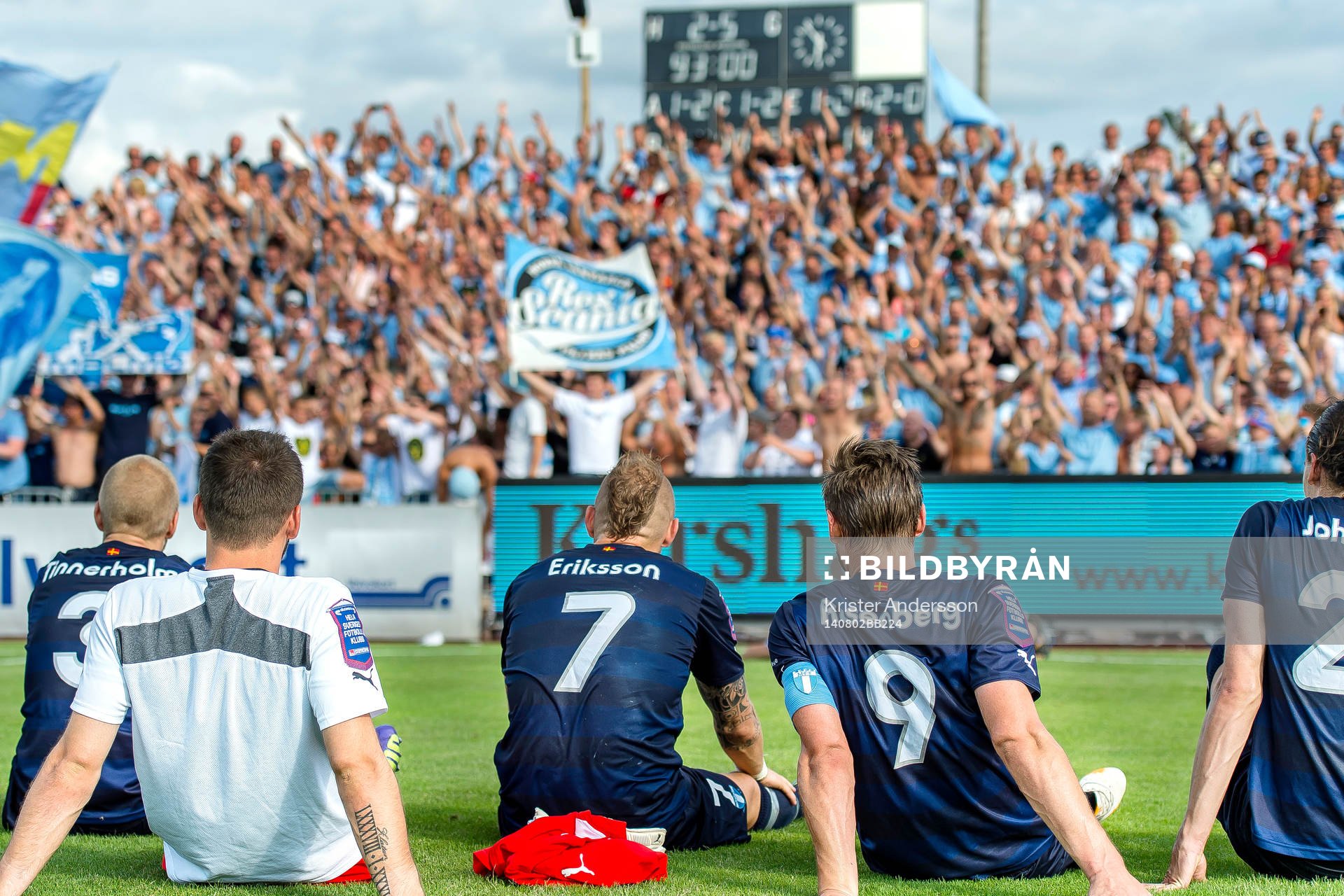 Malmö FFs supportrar hyller laget och sjunger