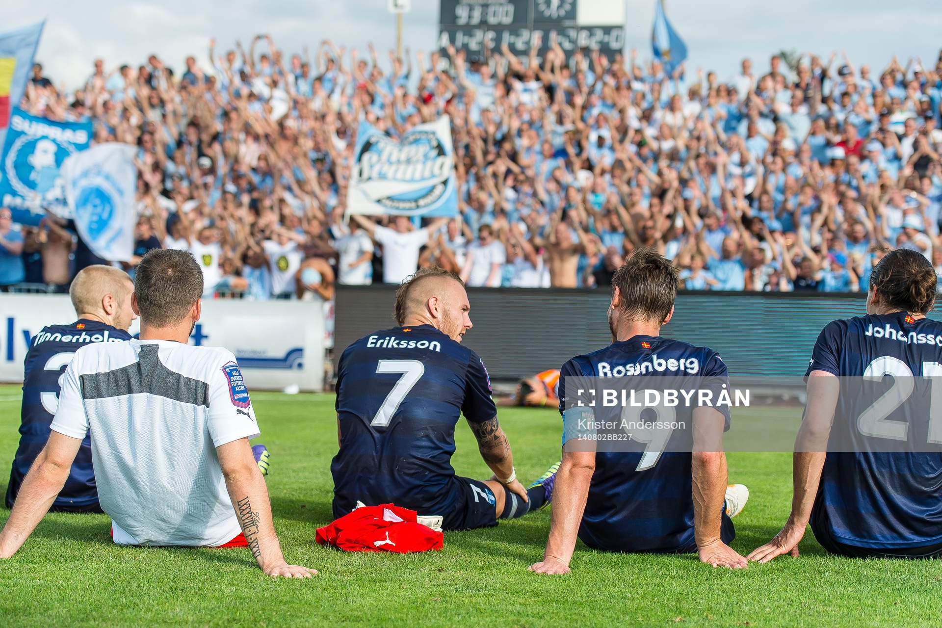 Malmö FFs supportrar hyller laget och sjunger