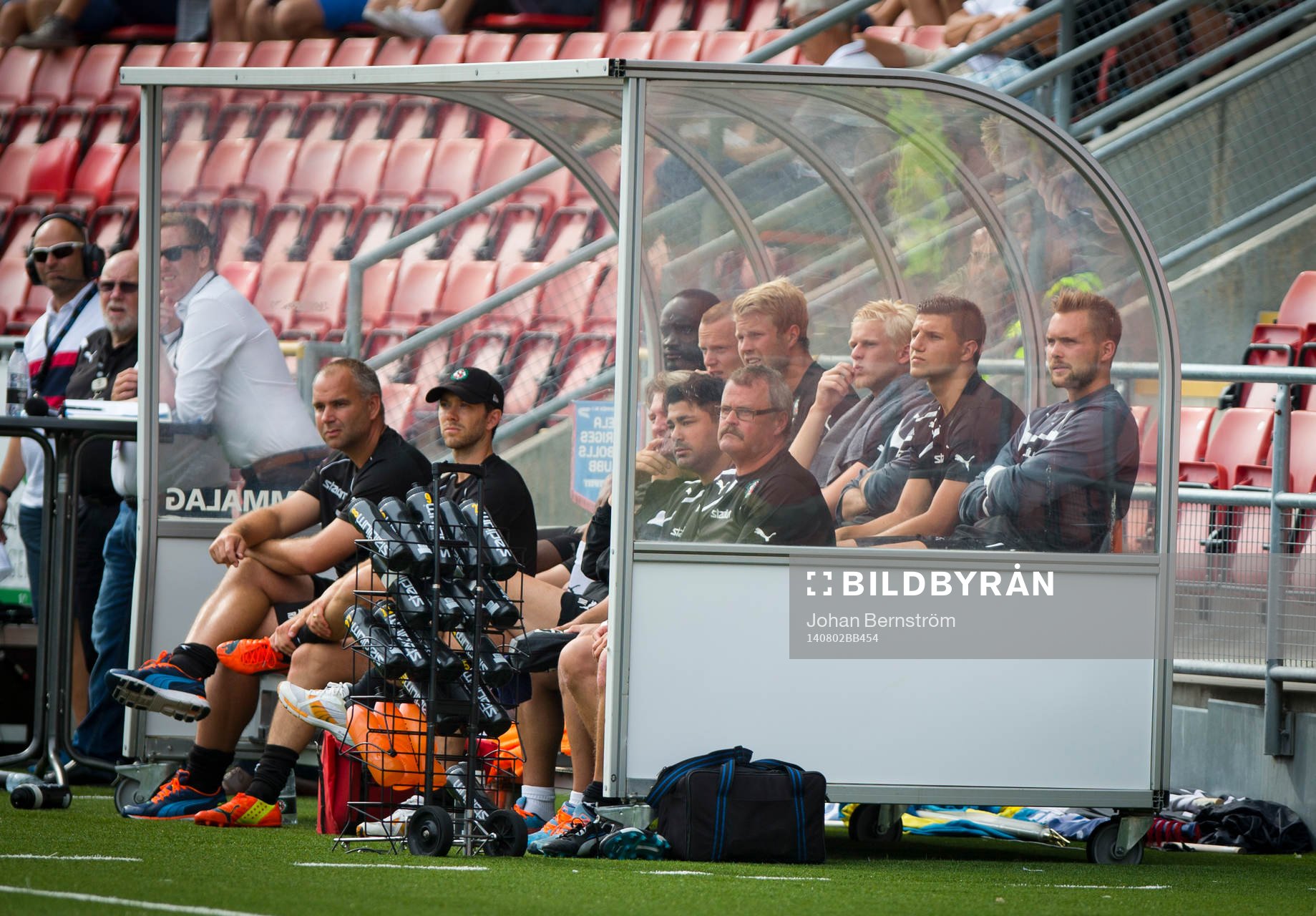 Örebros målvakt Oscar Jansson deppar på avbytarbänken