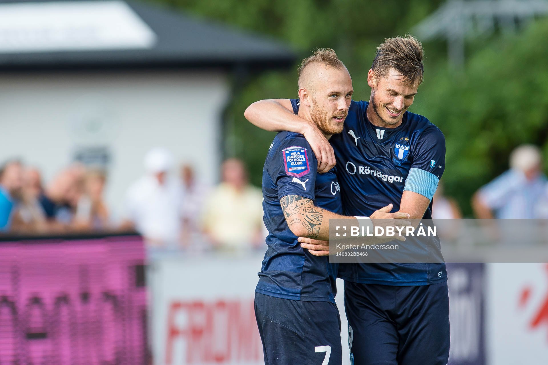 Malmö FFs Magnus Eriksson gratuleras av Markus Rosenberg