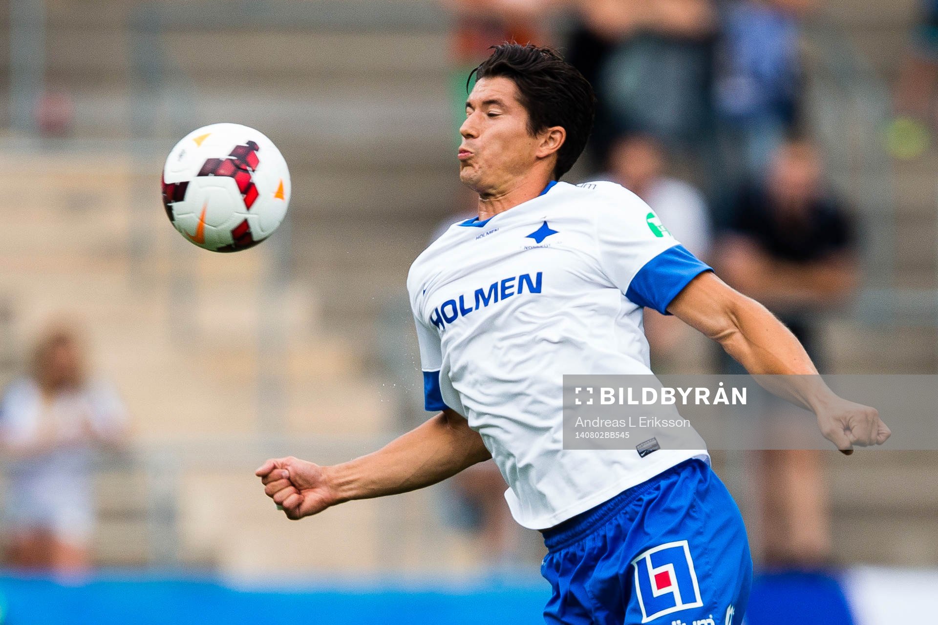 Norrköpings David Boo Wiklander tar ner bollen