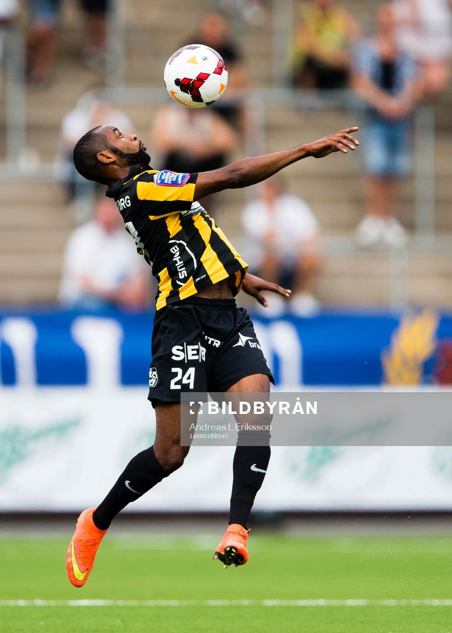 Häckens Rene Makondele tar ner bollen