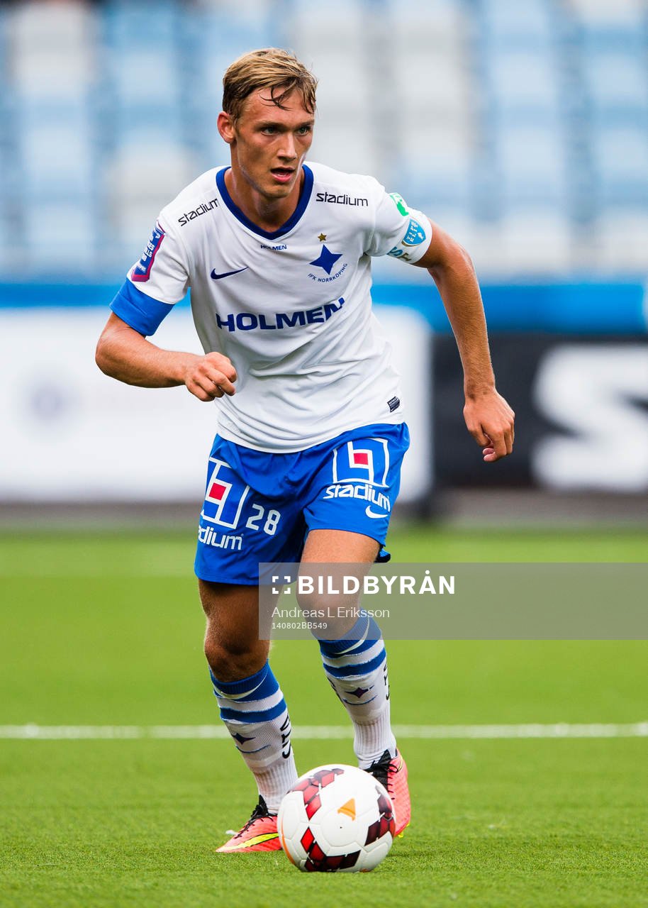 Norrköpings Linus Wahlqvist med bollen under fotbollsmatchen i Allsvenskan mellan Norrköping och Häcken den 2 augusti 2014 i Norrköping.