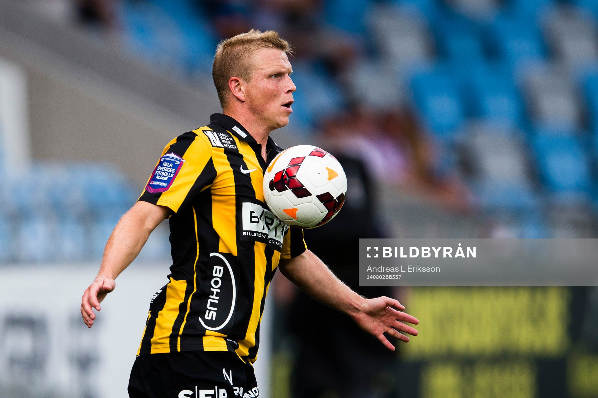 Häckens David Frölund tar ner bollen