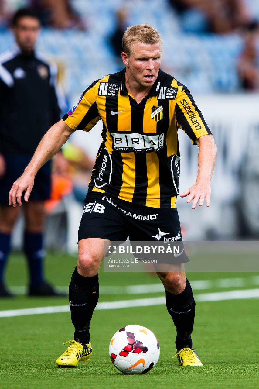 Häckens David Frölund med bollen