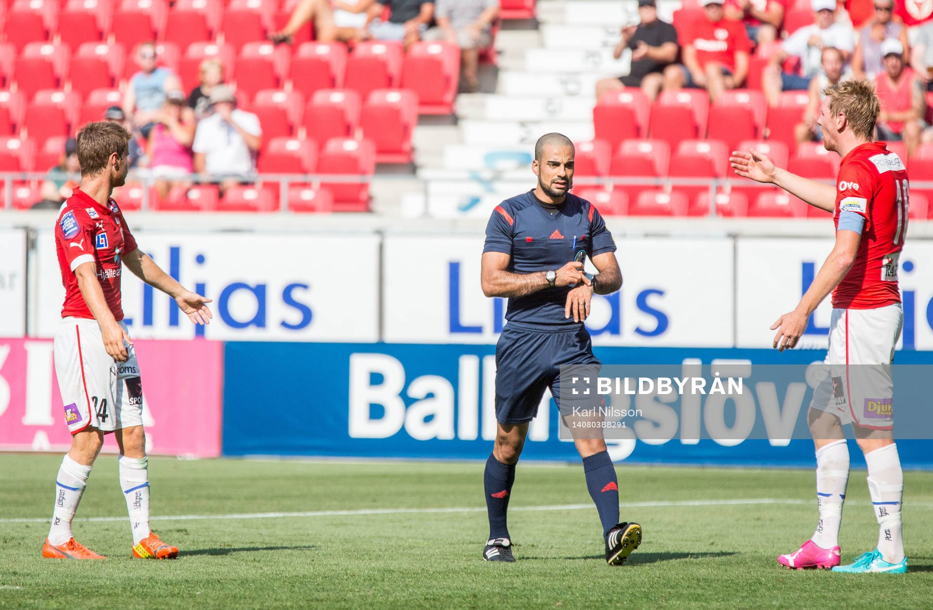 Domaren Mohammed Al-Hakim under fotbollsmatchen i  i Allsvenskan mellan Kalmar och Brommapojkarna den 3 augusti 2014 i Kalmar.