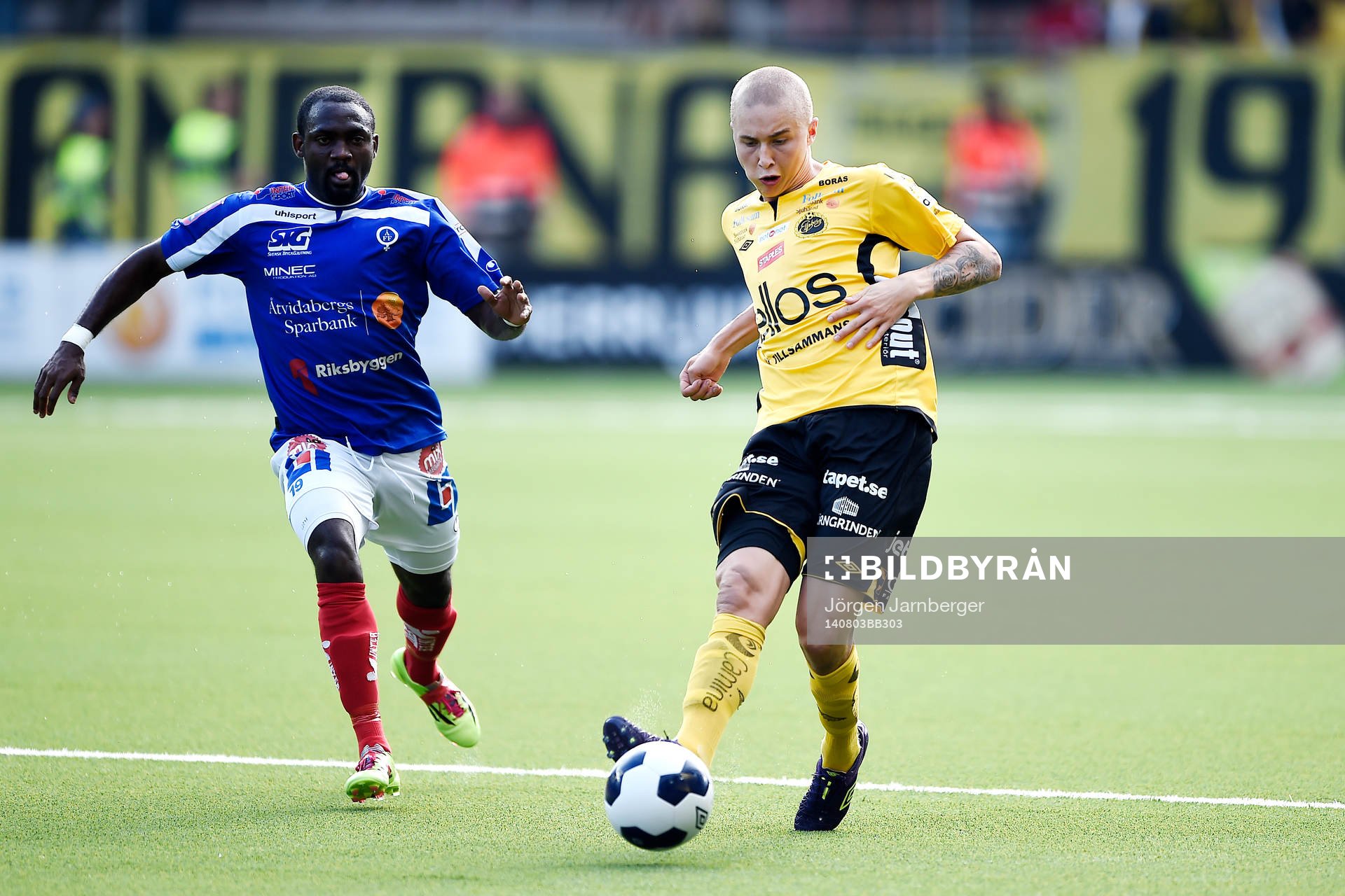 Åtvidabergs John Owoeri mot Elfsborgs Sebastian Holmén under fotbollsmatchen i Allsvenskan mellan Elfsborg och Åtvidaberg den 3 augusti 2014 i Borås.