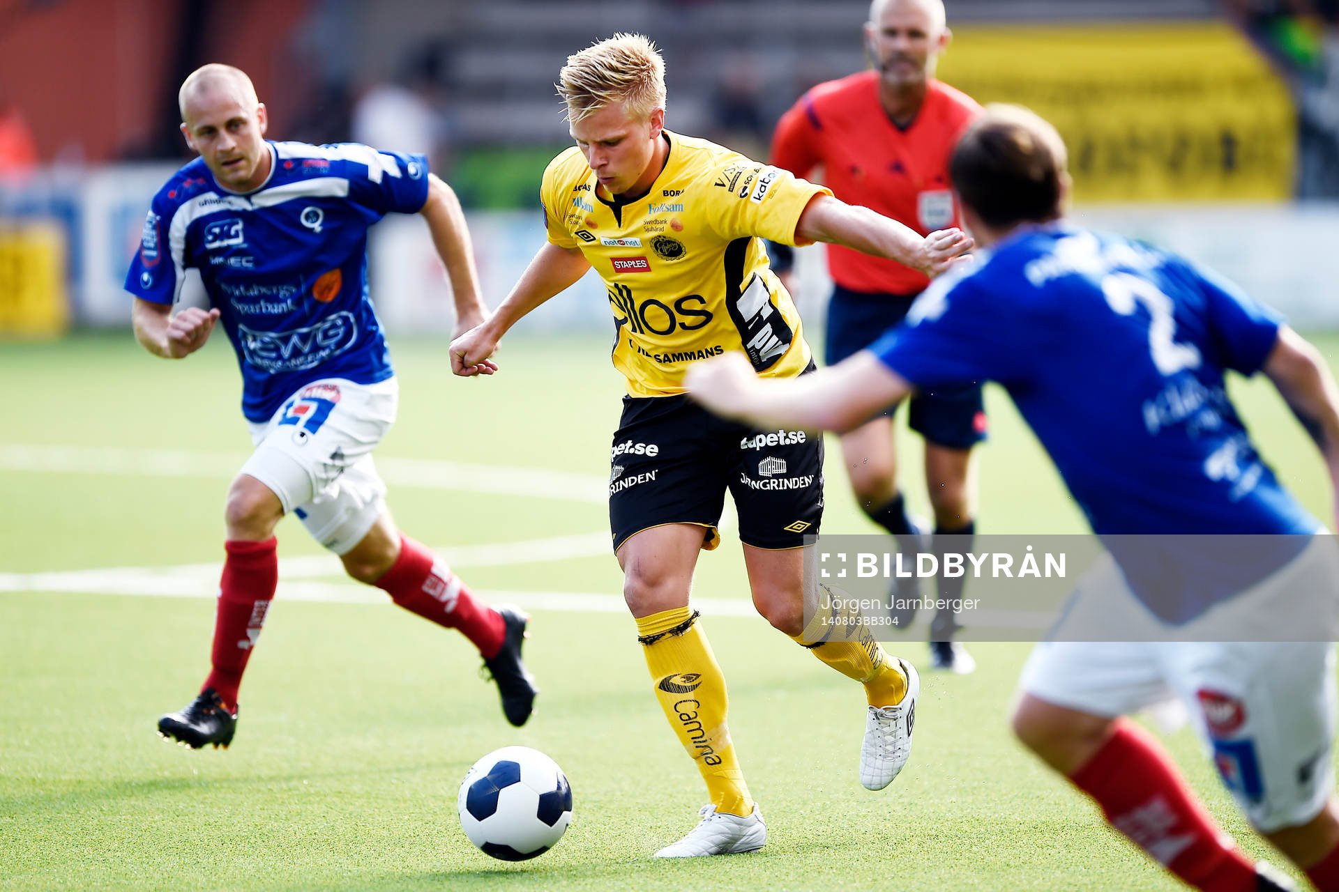 Elfsborgs Per Frick jagas av Åtvidabergs Daniel Sjölund