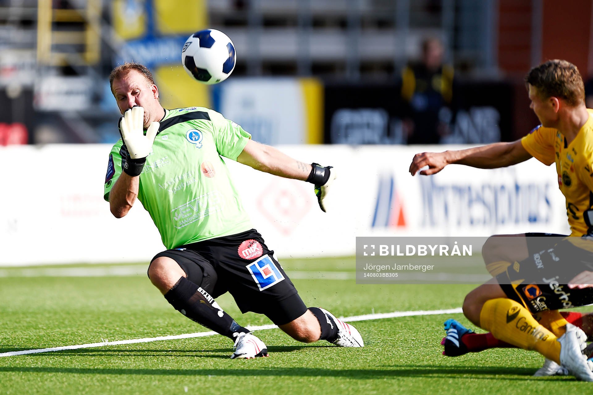 Elfsborgs Per Frick gör 1-0 bakom Åtvidabergs målvakt