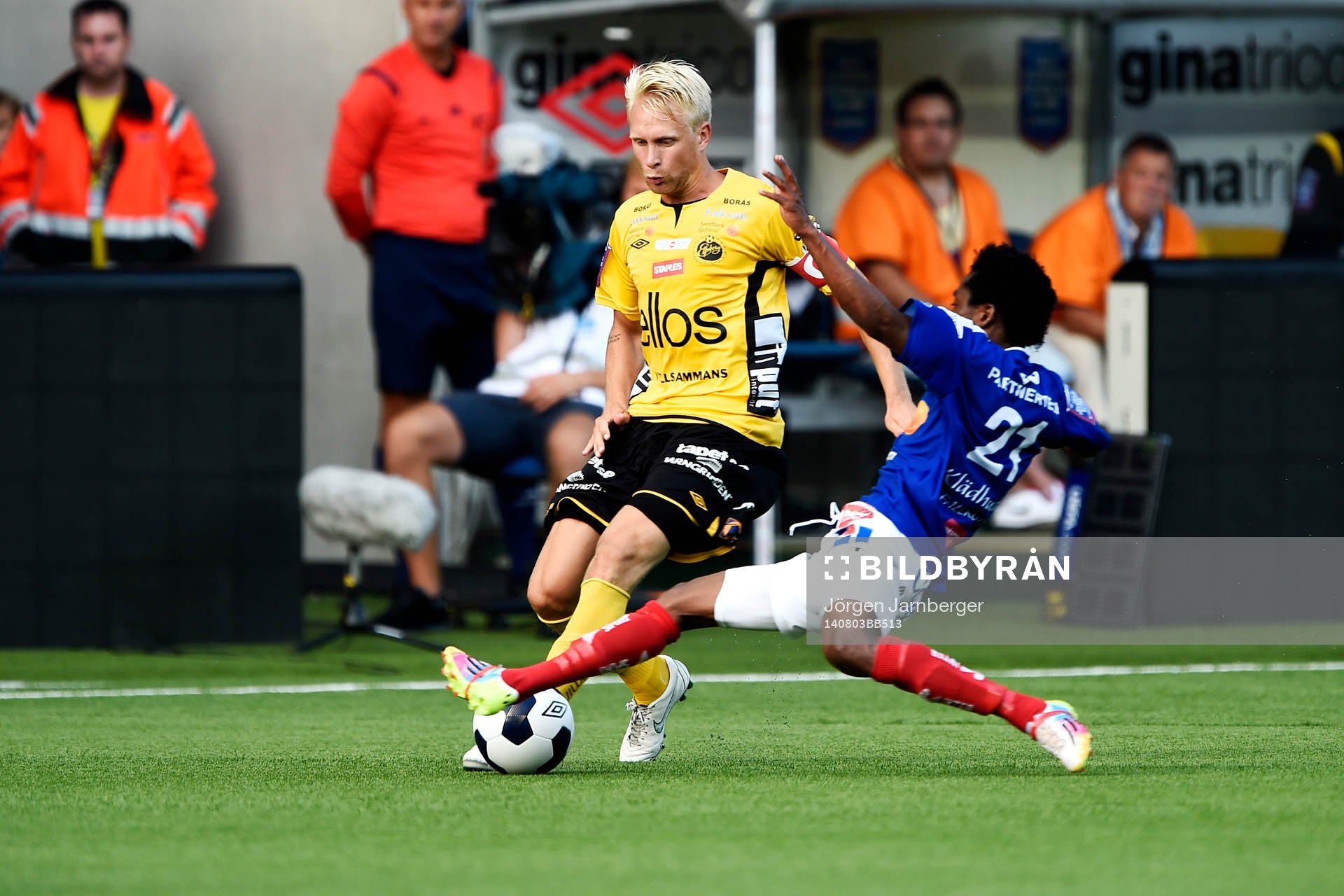 Elfsborgs Johan Larsson och Åtvidabergs Emmanuel Dogbe