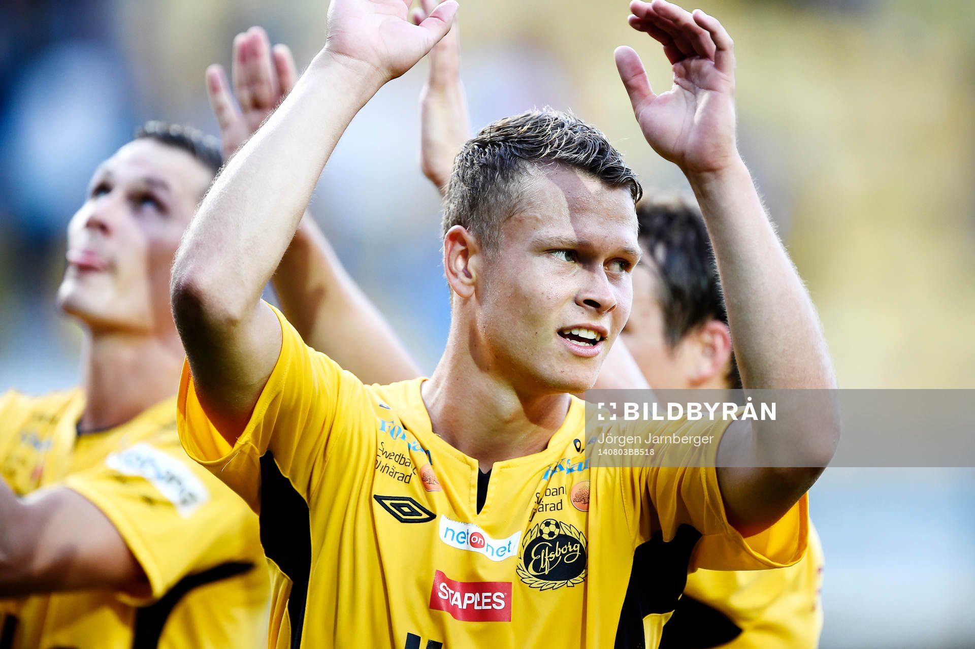 Elfsborgs Viktor Claesson tackar publiken efter fotbollsmatchen i Allsvenskan mellan Elfsborg och Åtvidaberg den 3 augusti 2014 i Borås.