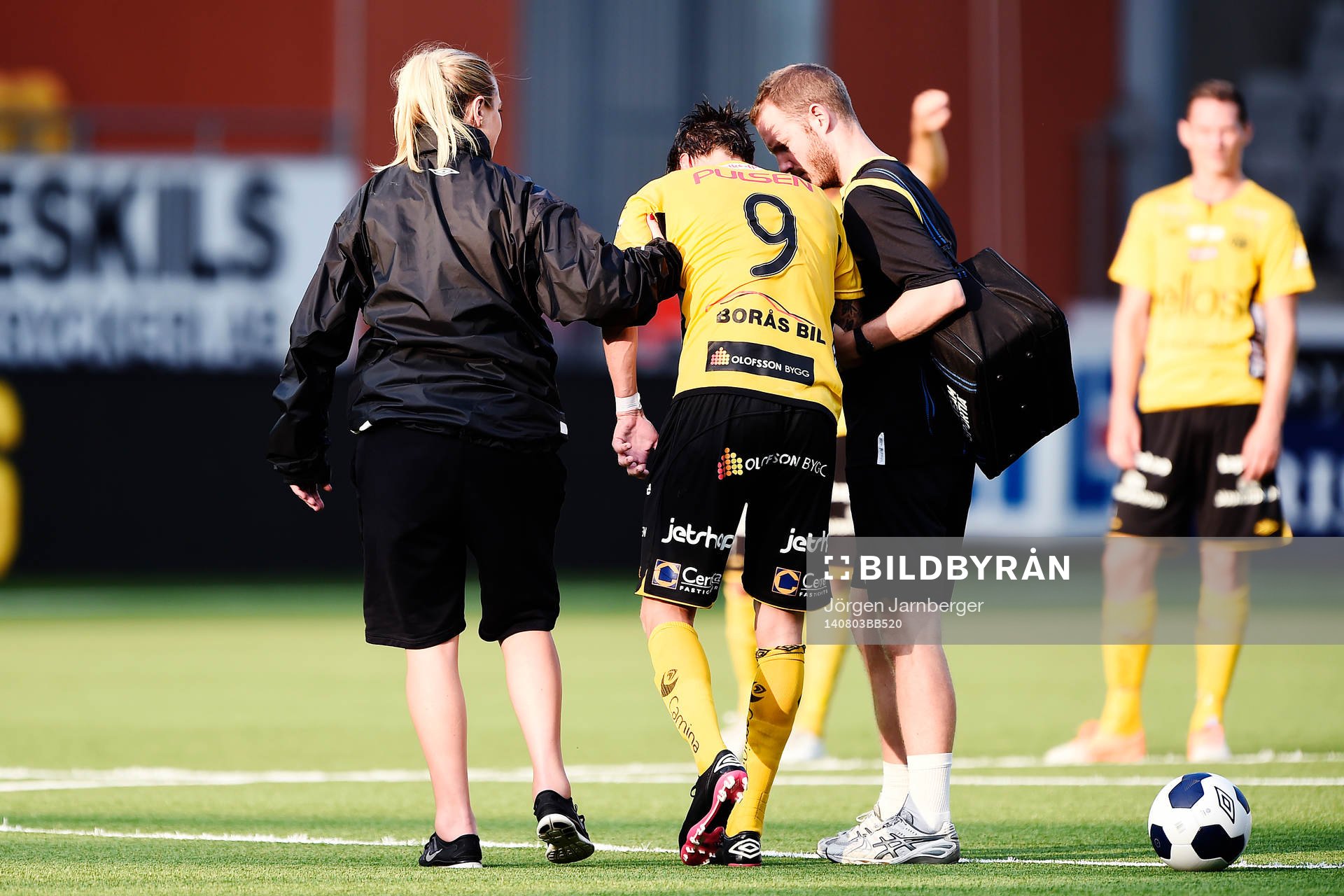 Elfsborgs Lasse Nilsson får hjälp av planen under fotbollsmatchen i Allsvenskan mellan Elfsborg och Åtvidaberg den 3 augusti 2014 i Borås.