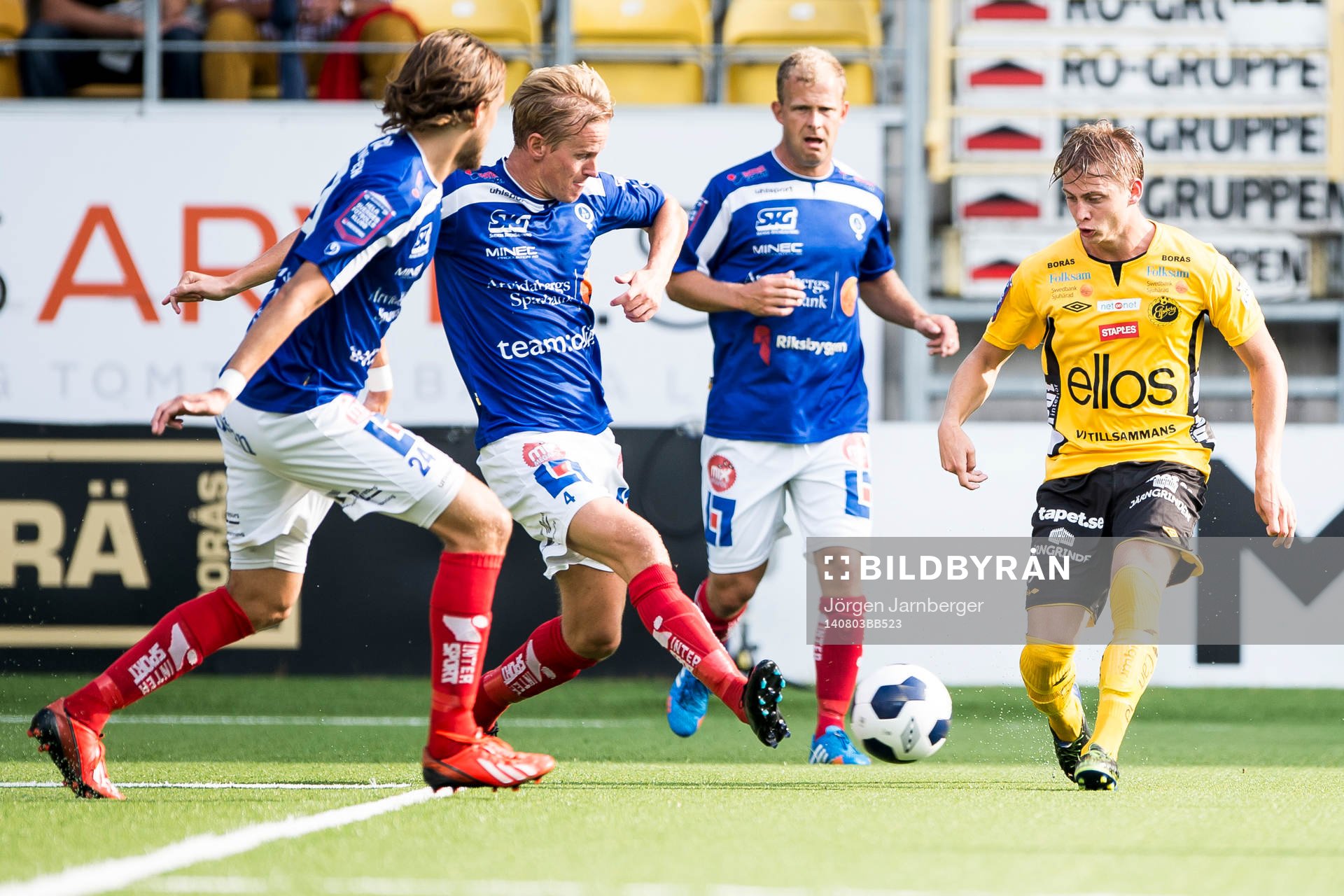 Elfsborgs Simon Hedlund i kamp med Åtvidabergs Andreas Dahlén (vid boll) och Tom Pettersson under fotbollsmatchen i Allsvenskan mellan Elfsborg och Åtvidaberg den 3 augusti 2014 i Borås.