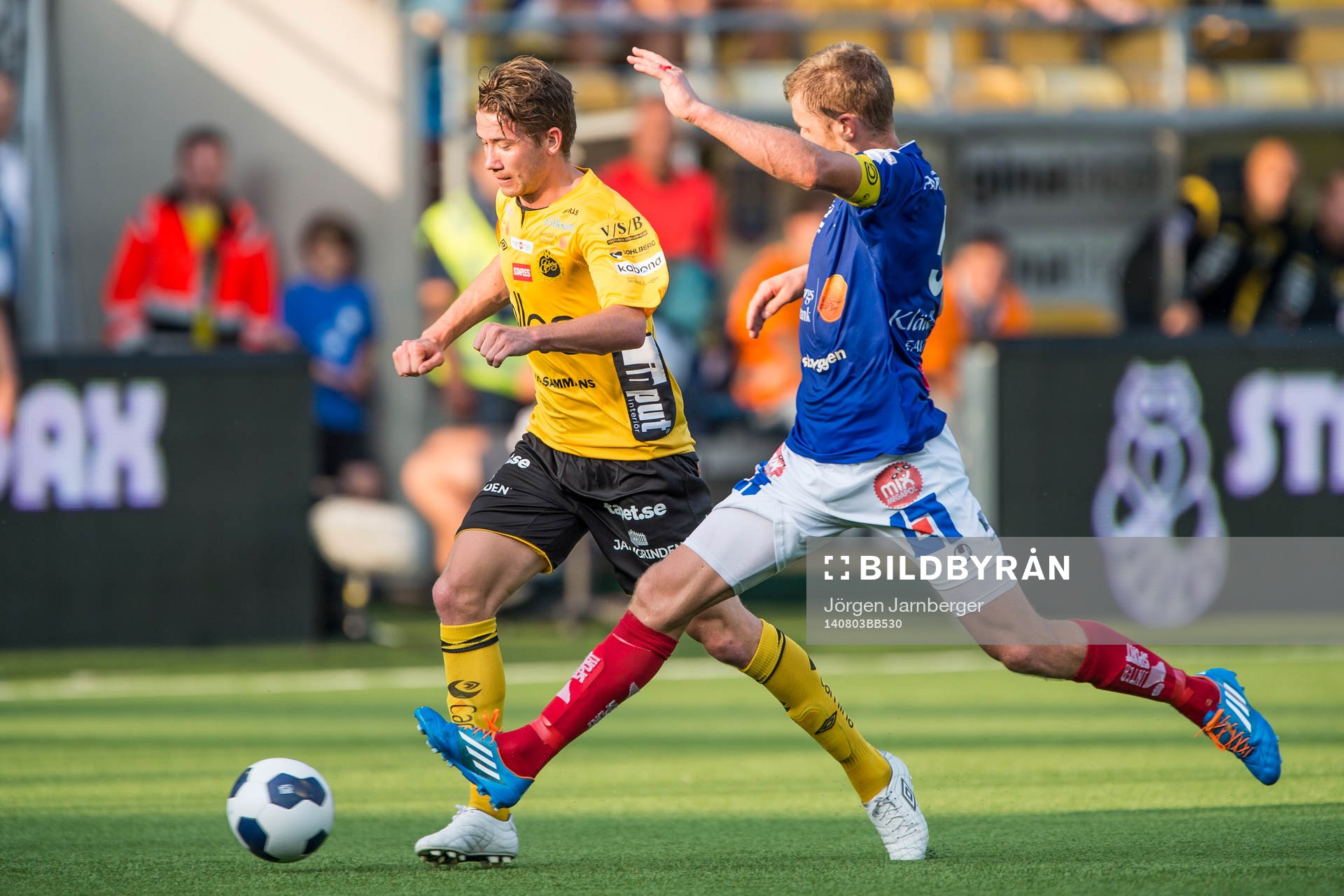 Elfsborgs Marcus Rohdén i kamp med Åtvidabergs Daniel Hallingström under fotbollsmatchen i Allsvenskan mellan Elfsborg och Åtvidaberg den 3 augusti 2014 i Borås.