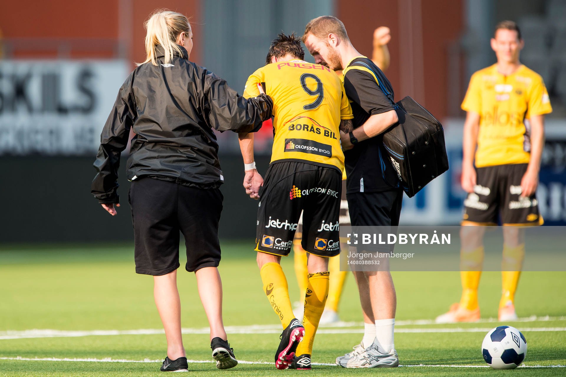 Elfsborgs Lasse Nilsson hjälps av planen