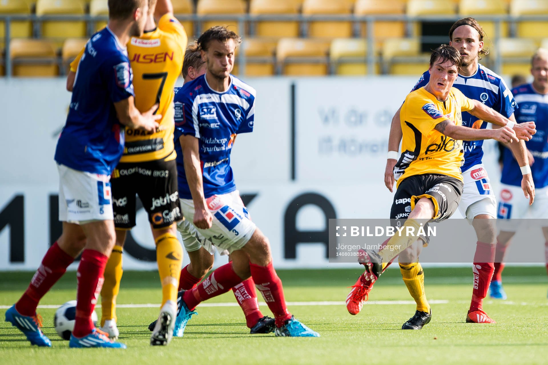 Elfsborgs Lasse Nilsson skjuter på mål