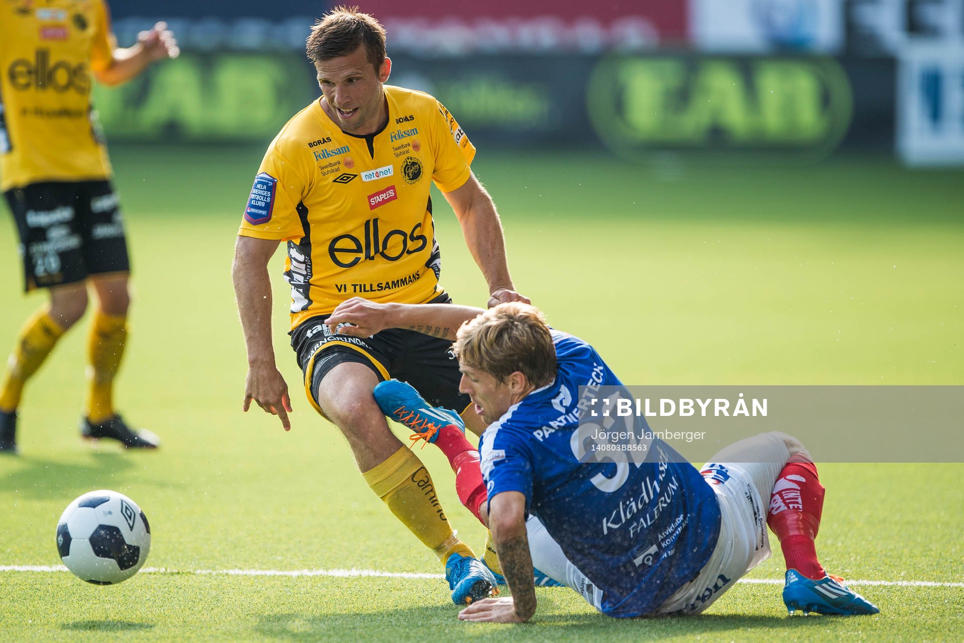 Elfsborgs Anders Svensson tar sig förbi Åtvidabergs
