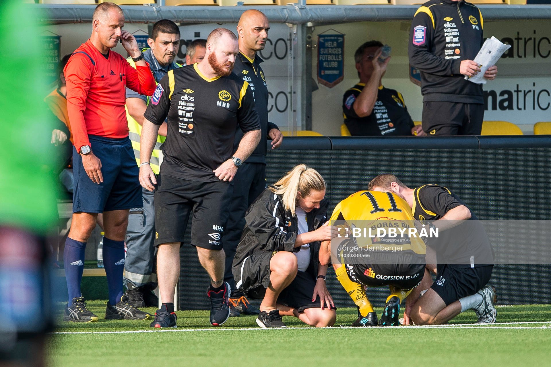 Elfsborgs Daniel Mobaeck tas omhand av läkare Matilda Lundblad vid skada under fotbollsmatchen i Allsvenskan mellan Elfsborg och Åtvidaberg den 3 augusti 2014 i Borås.