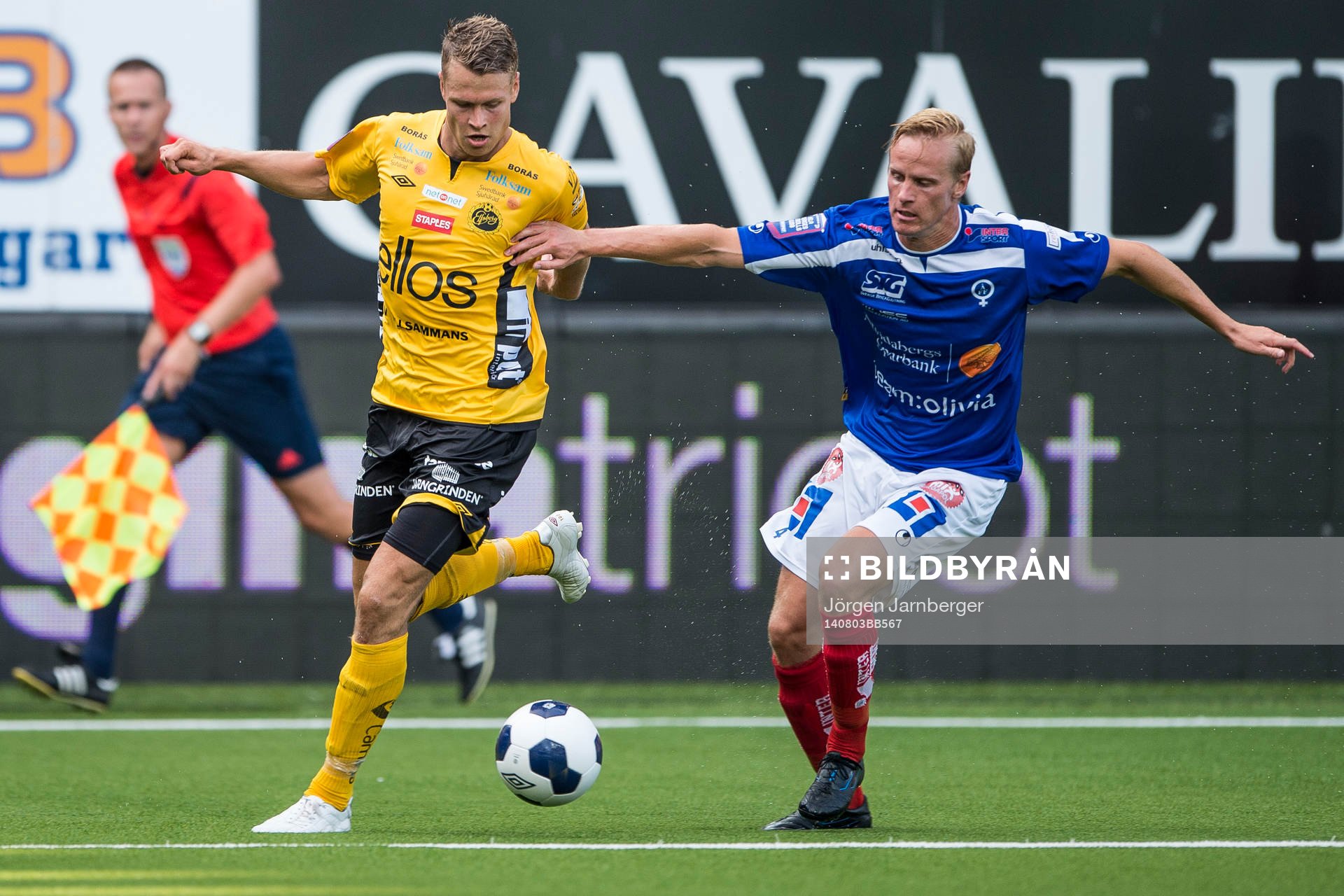Elfsborgs Viktor Claesson och Åtvidabergs Andreas Dahlén under fotbollsmatchen i Allsvenskan mellan Elfsborg och Åtvidaberg den 3 augusti 2014 i Borås.