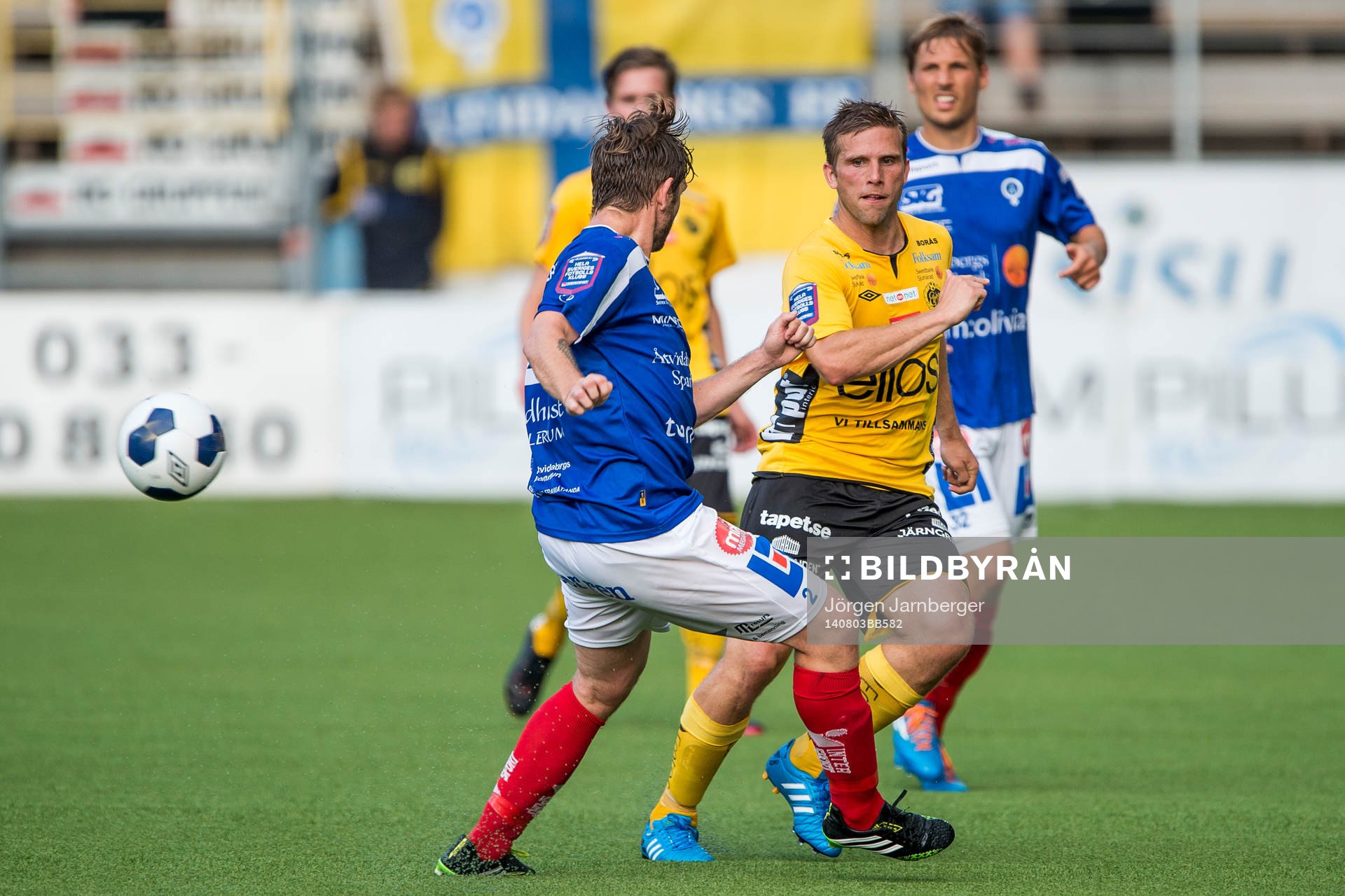 Elfsborgs Anders Svensson tar sig förbi Åtvidabergs Allan