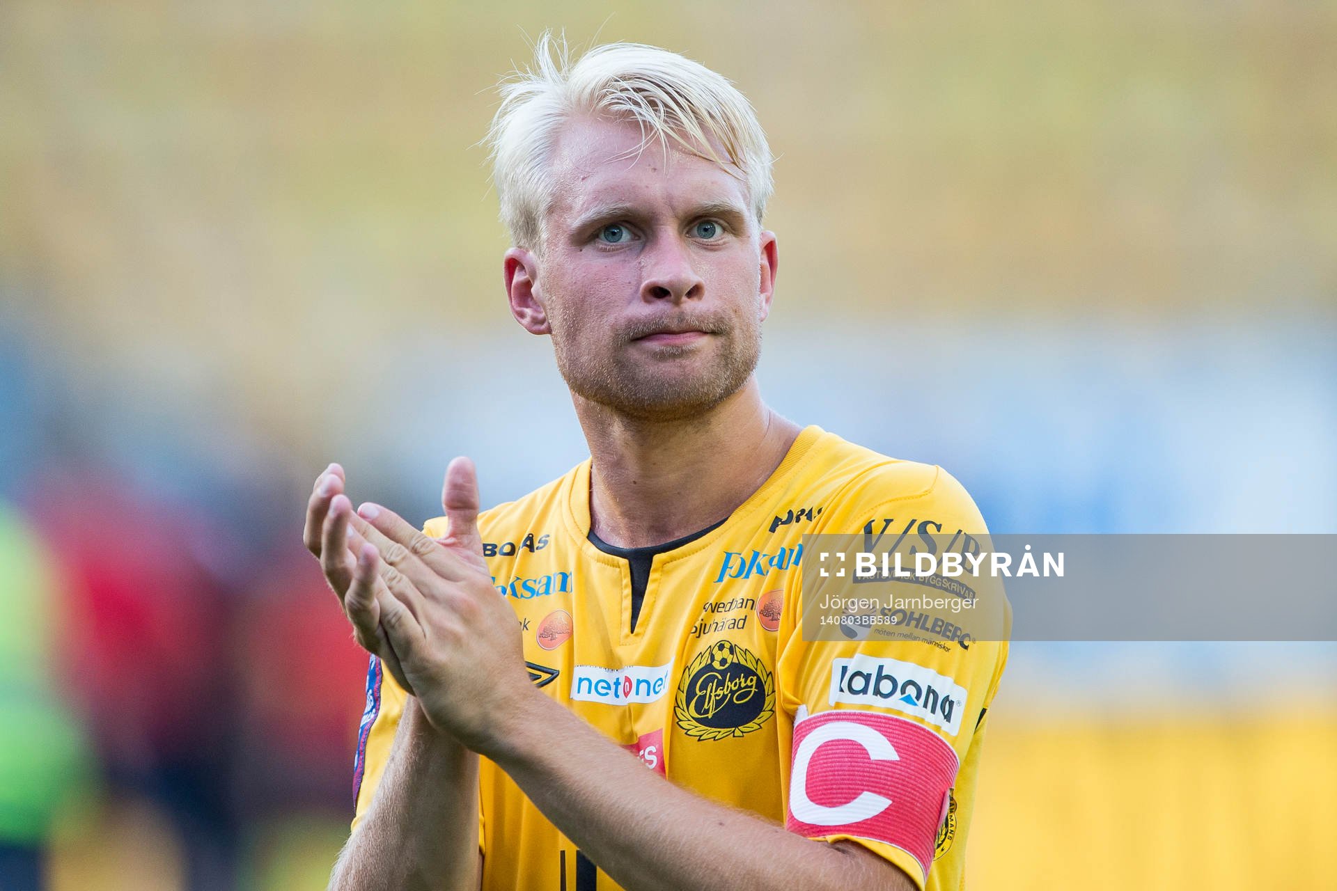 Elfsborgs Johan Larsson tackar publiken efter fotbollsmatchen i Allsvenskan mellan Elfsborg och Åtvidaberg den 3 augusti 2014 i Borås.