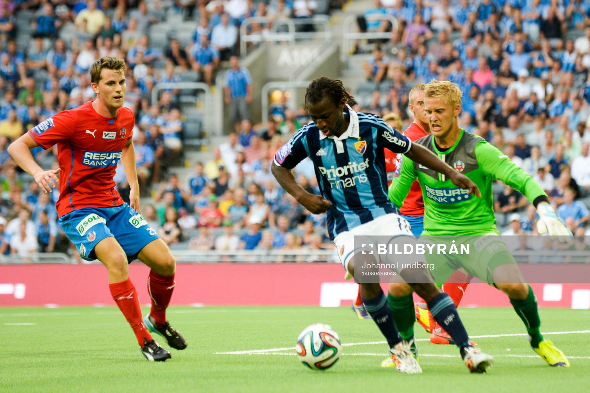 Djurgårdens Amadou Jawo och Helsingborgs målvakt Pär