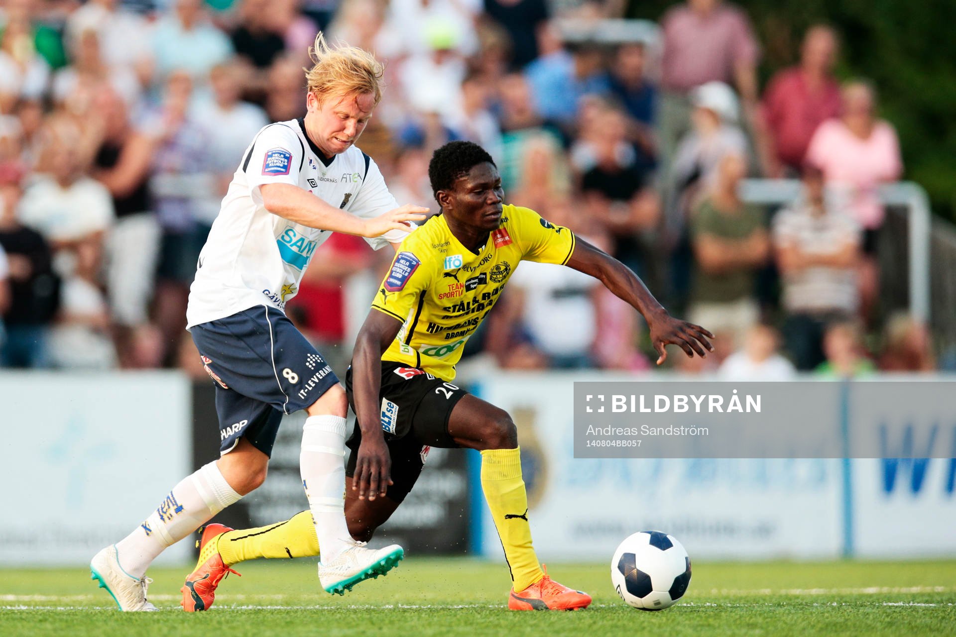 Gefles Simon Lundevall och Mjällbys Kwame Bonsu under fotbollsmatchen i Allsvenskan mellan Gefle och Mjällby den 4 Augusti 2014 i Gävle. 