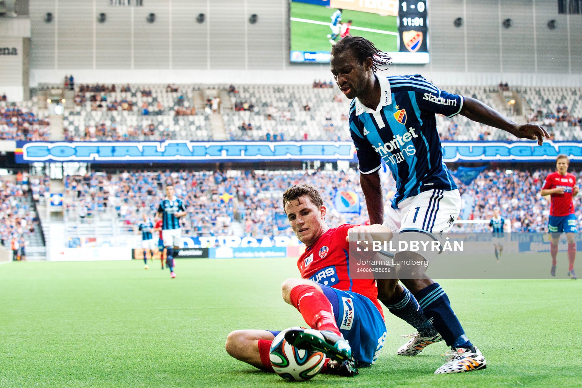 Helsingborgs Jesper Björkman i kamp med Djurgårdens Amadou Jawo under fotbollsmatchen i Allsvenskan mellan Djurgården och Helsingborg den 4 augusti 2014 i Stockholm.