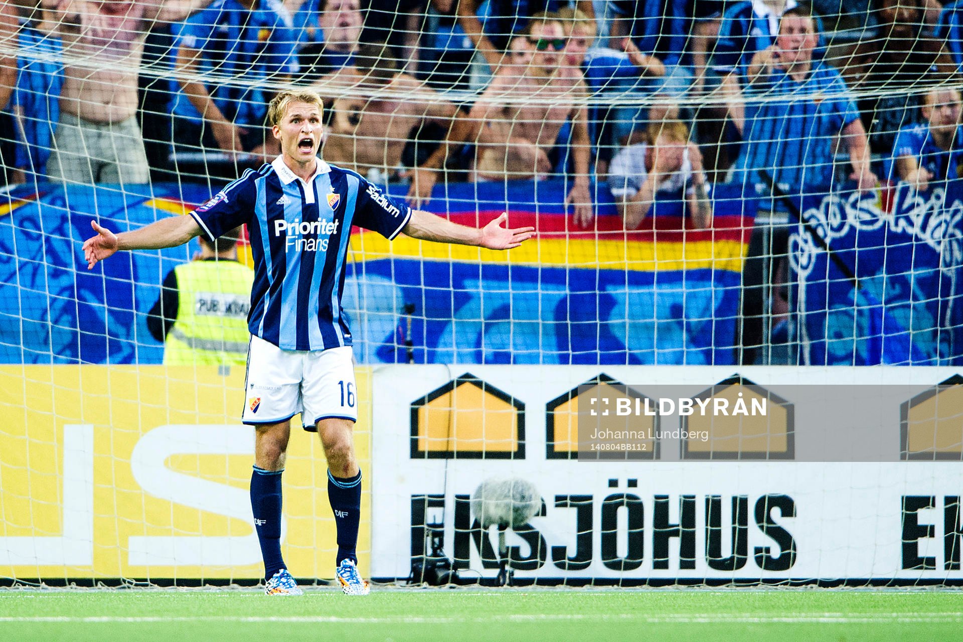 Djurgårdens Sebastian Andersson reagerar mot domaren