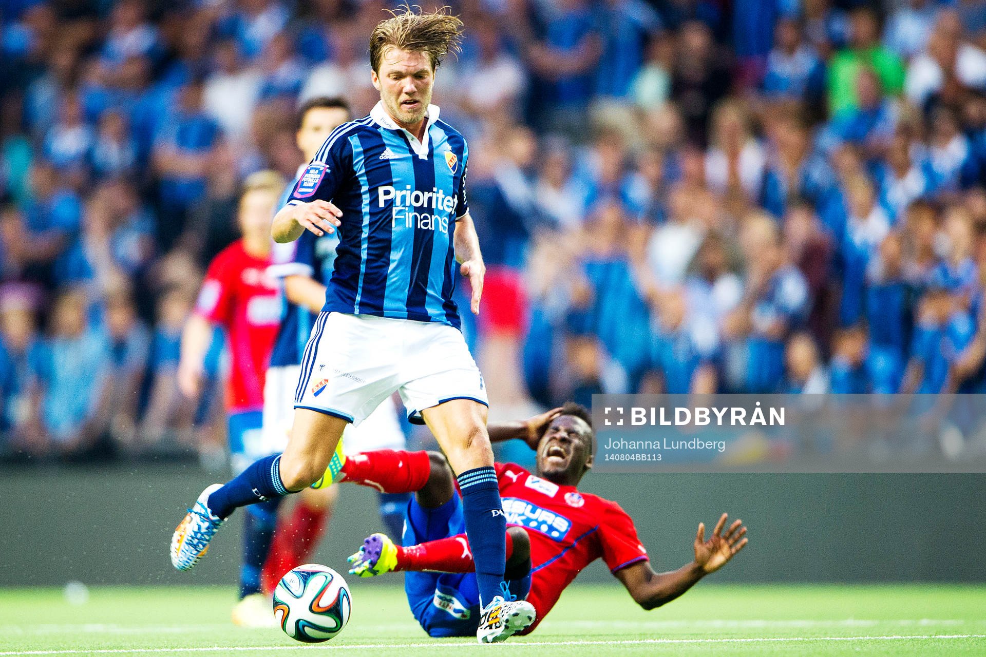 Djurgårdens Martin Broberg i en duell med Helsingborgs