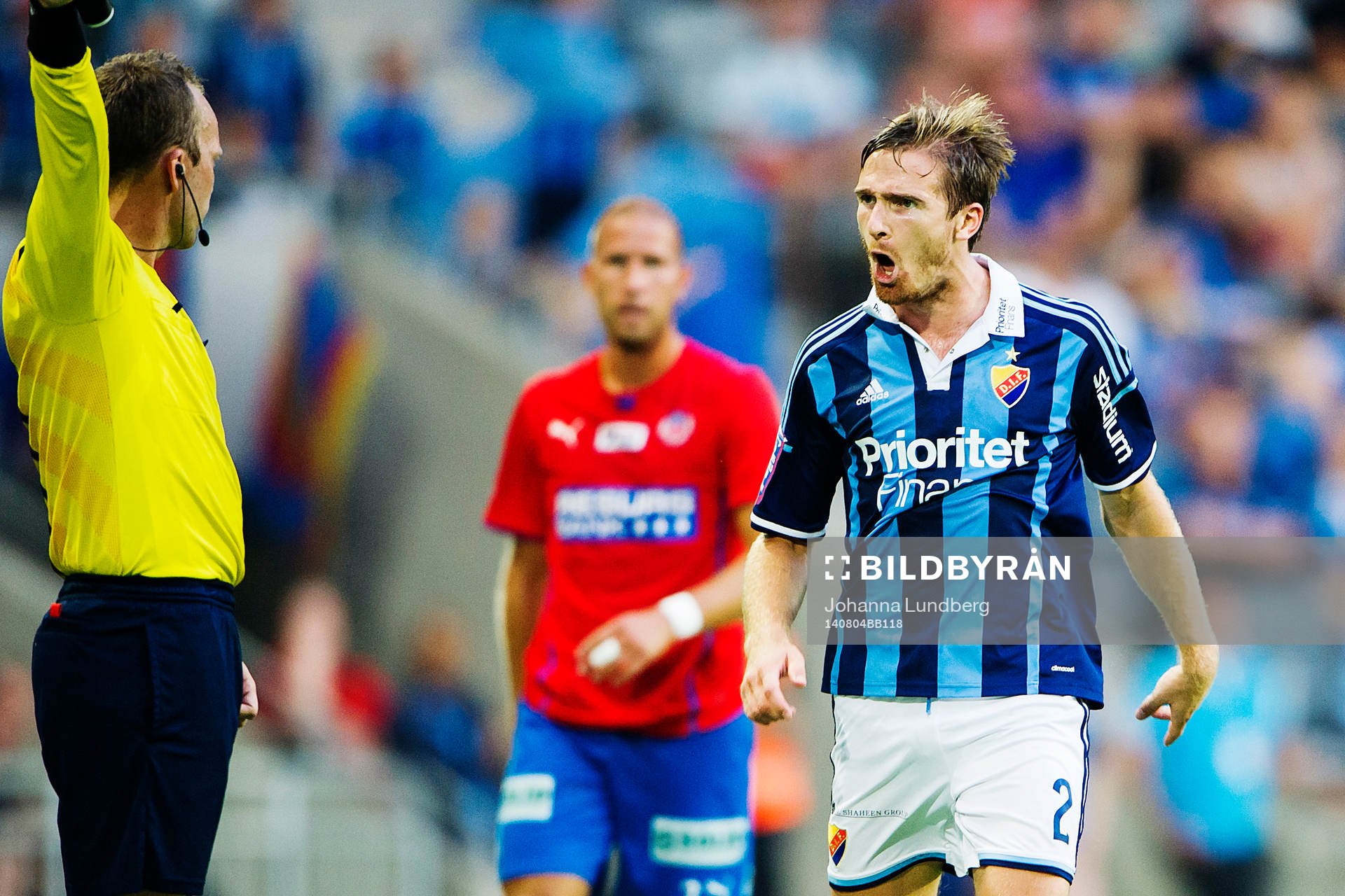 Djurgårdens Jesper Arvidsson reagerar på domaren