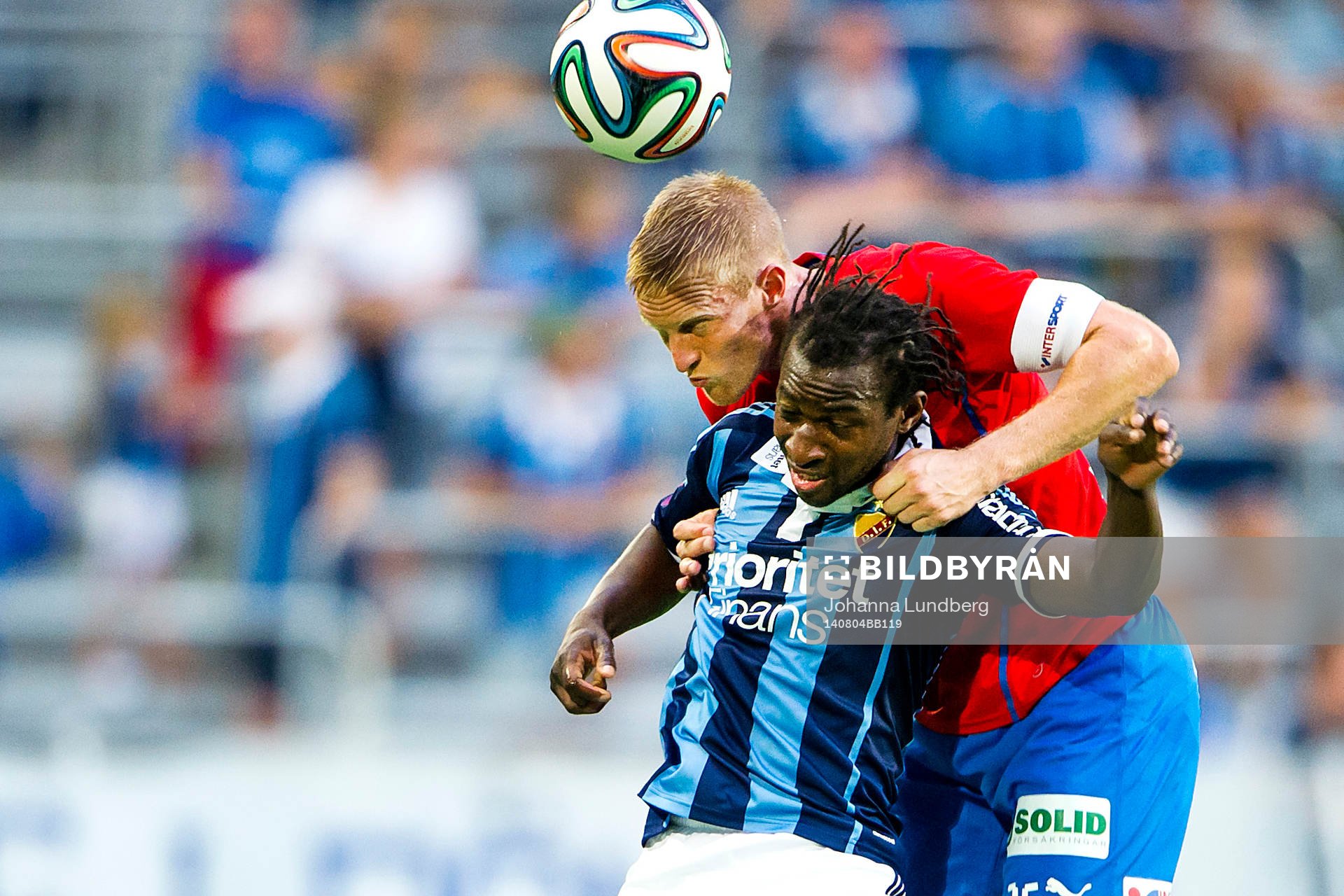 Djurgårdens Amadou Jawo i en duell med Helsingborgs Peter