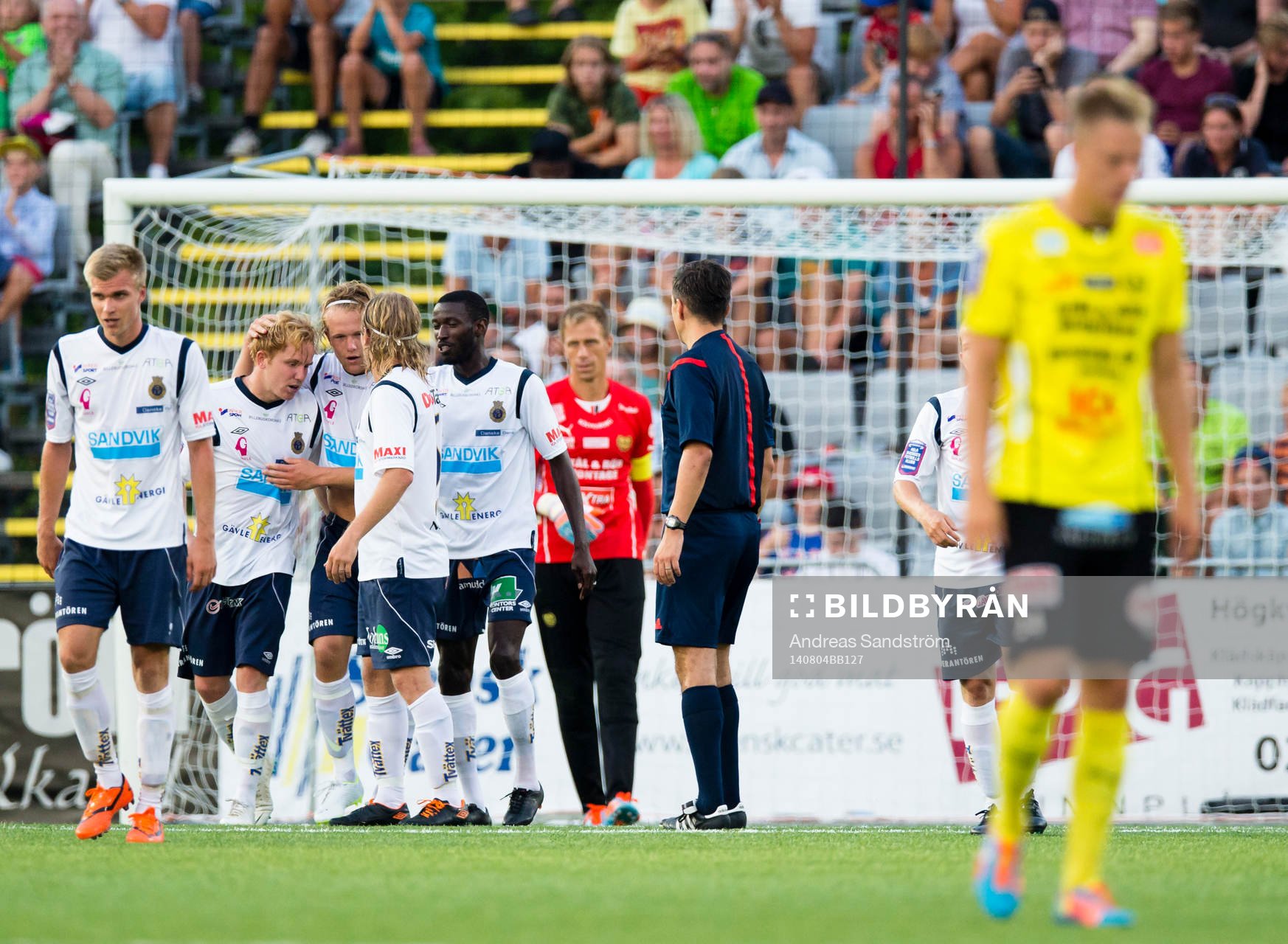 Gefles Anders Bååth (m) gör 1-0 och gratuleras av
