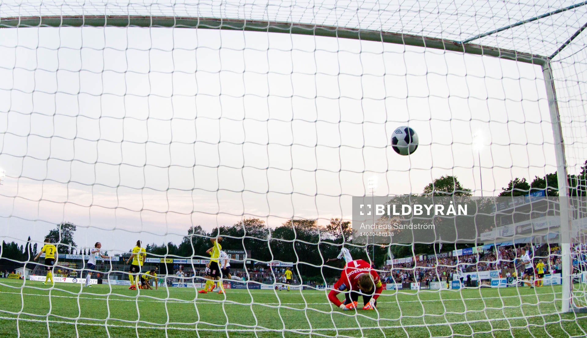 Gefles Anders Bååth gör 1-0 bakom Mjällbys målvakt