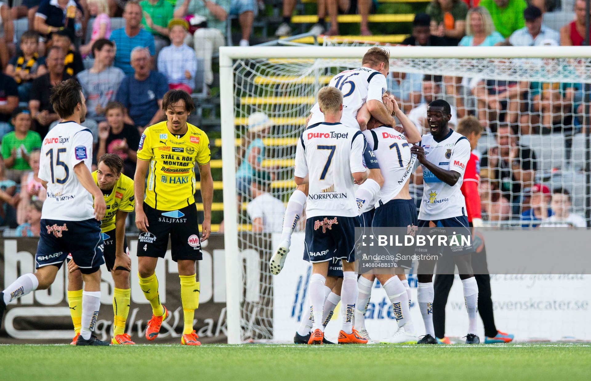 Gefles Anders Bååth gör 1-0 och gratuleras av