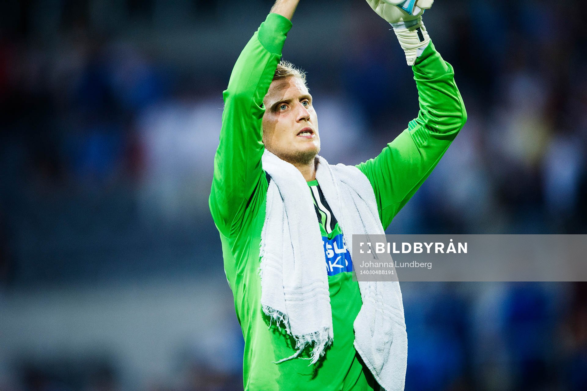Helsingborgs målvakt Pär Hansson tackar publiken
