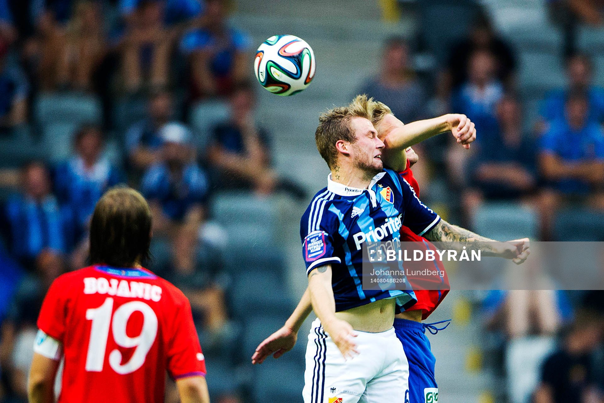 Djurgårdens Aleksander Faltsetas får en armbåge i