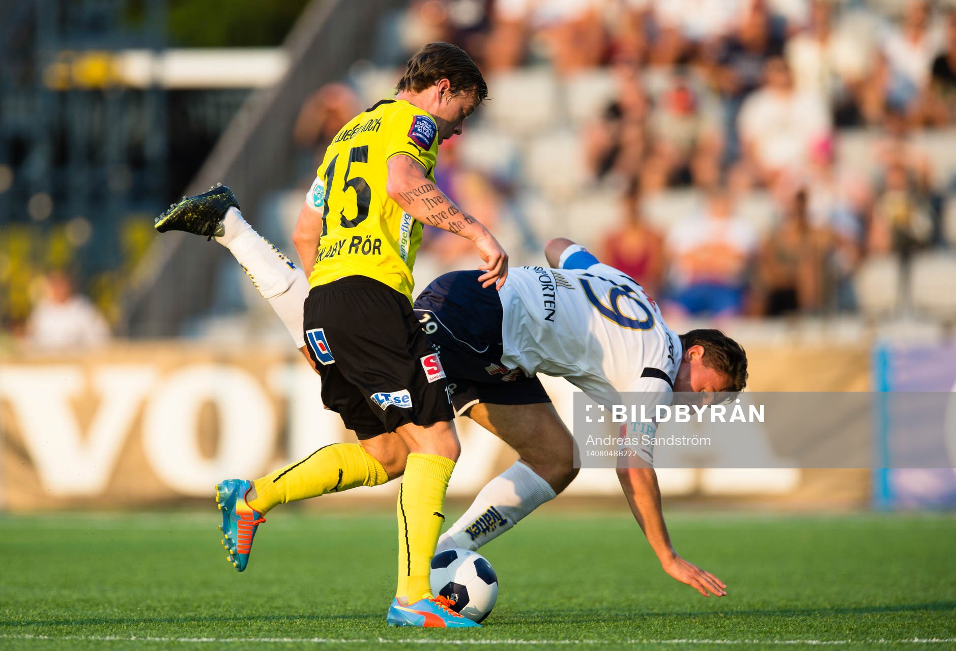 Gefles Marcus Hansson faller i en duell med Mjällbys Viktor Nilsson under fotbollsmatchen i Allsvenskan mellan Gefle och Mjällby den 4 Augusti 2014 i Gävle.
