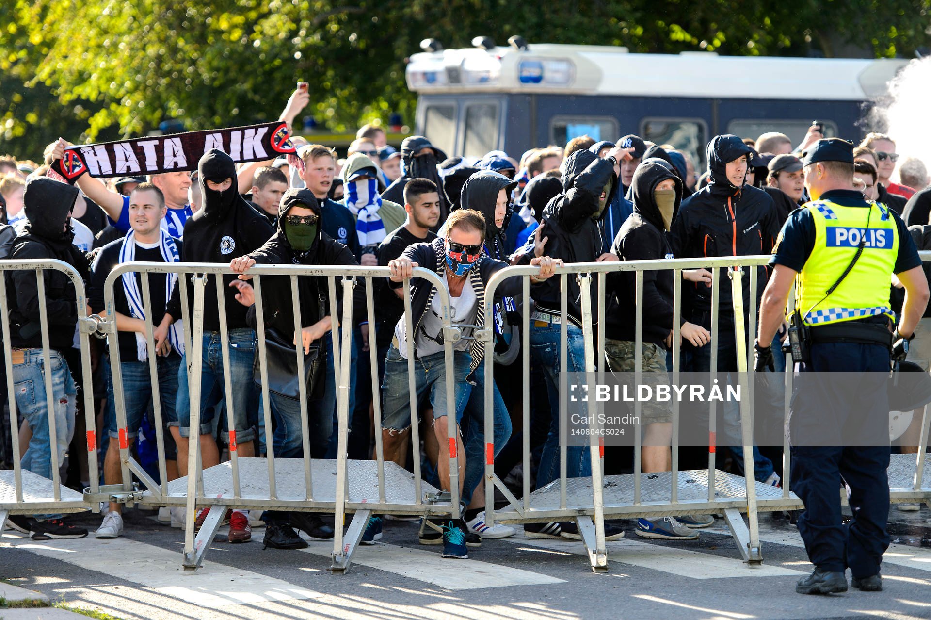 IFK Göteborgs supportrar rycker i polisens avspärrningar