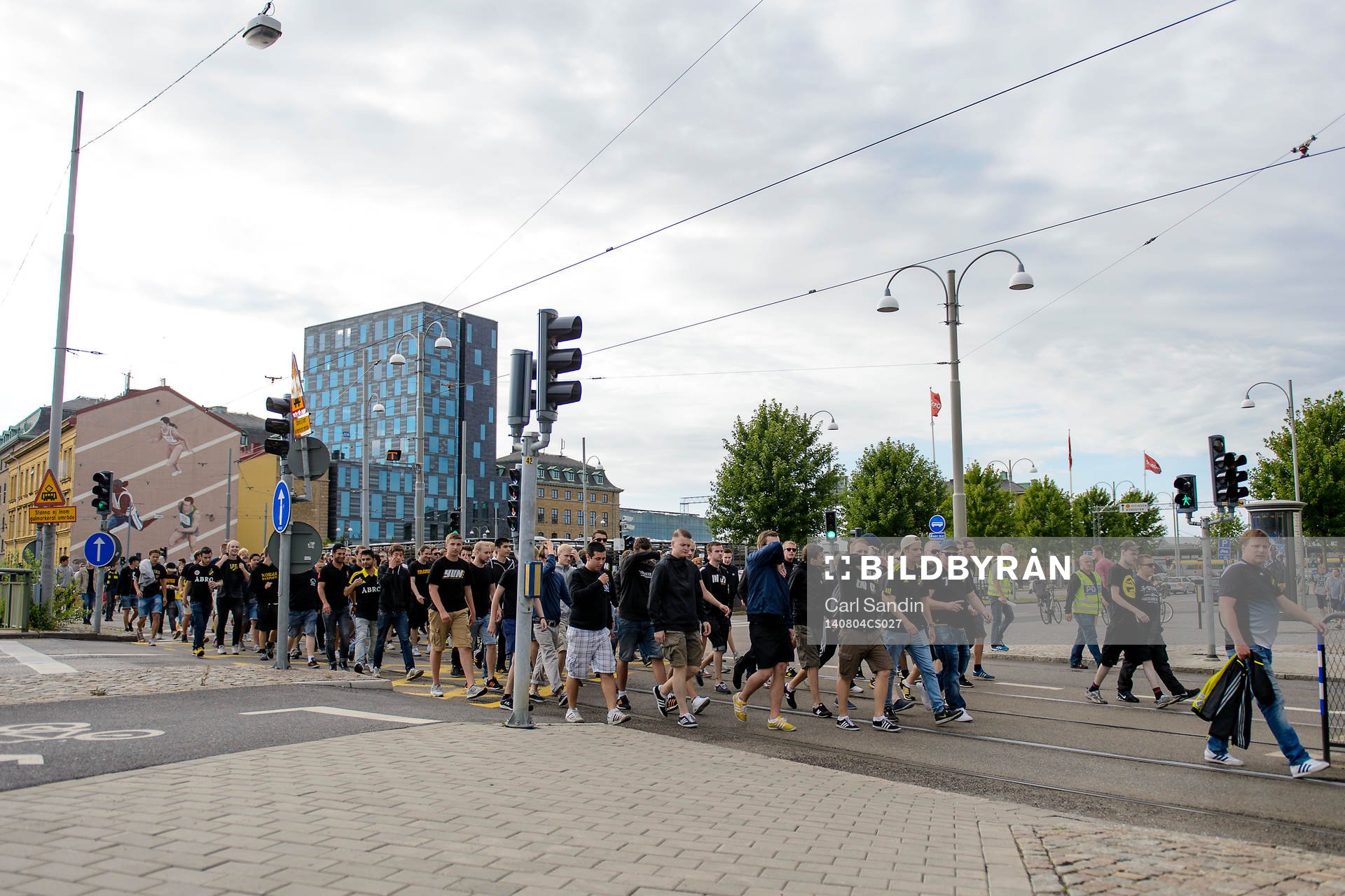 AIKs supportrar tågar lugnt mot arenan innan
